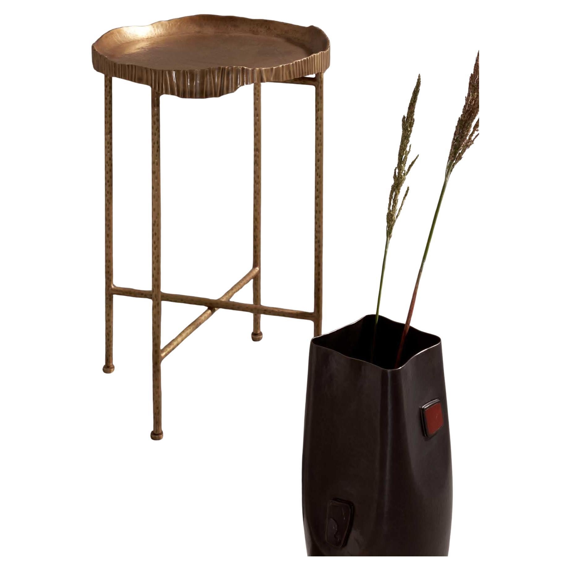 Petite table à plateau Amer en laiton Viya de Vikram Goyal

Ayant changé de propriétaire au cours de l'histoire - des Marathas aux Sultanats puis aux Moghols, le fort Harihar de Maharashtra est devenu un obstacle de taille pour les guerriers qui