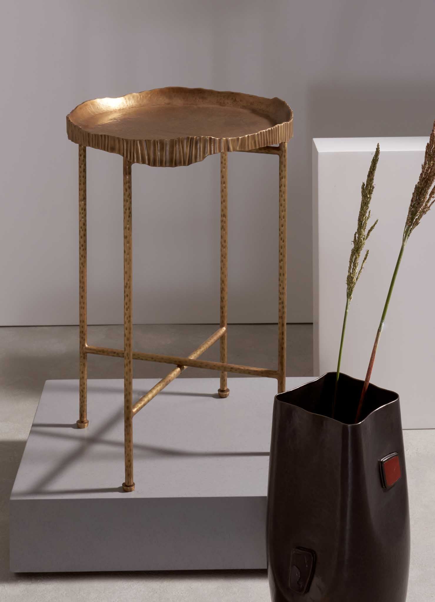 Petite table à plateau Amer en laiton Viya de Vikram Goyal