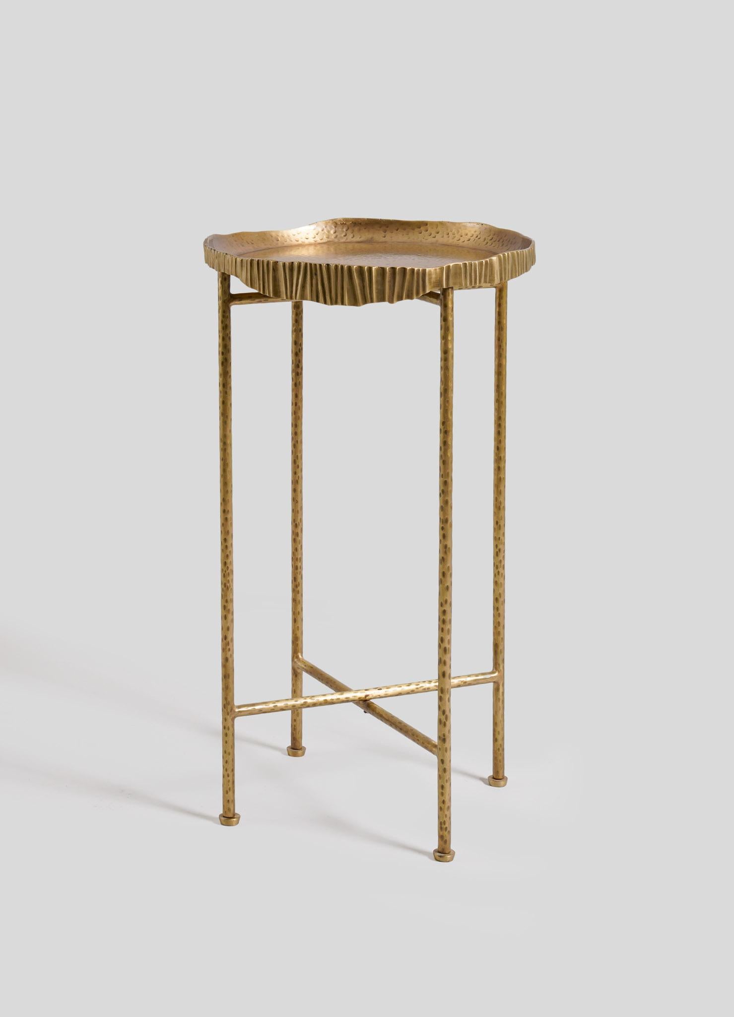 Petite table à plateau Amer en laiton Viya de Vikram Goyal

Ayant changé de propriétaire au cours de l'histoire - des Marathas aux Sultanats puis aux Moghols, le fort Harihar de Maharashtra est devenu un obstacle de taille pour les guerriers qui