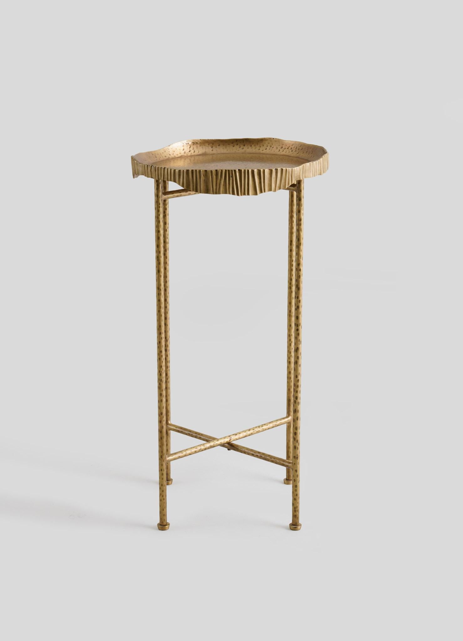 Indien Petite table à plateau Amer en laiton Viya de Vikram Goyal en vente