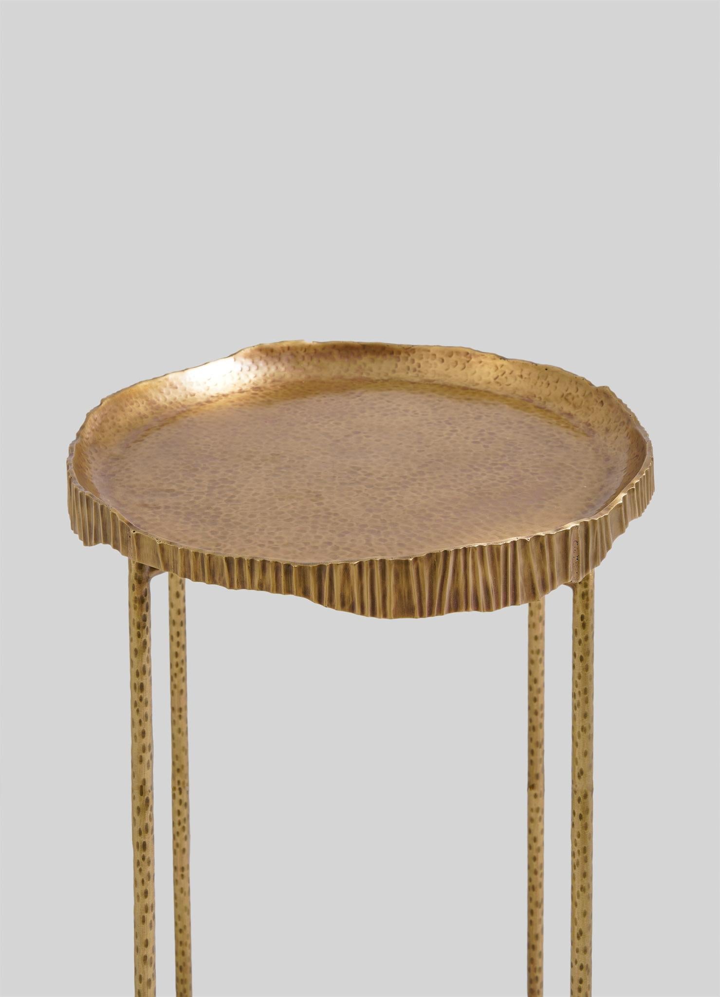 Moulage Petite table à plateau Amer en laiton Viya de Vikram Goyal en vente
