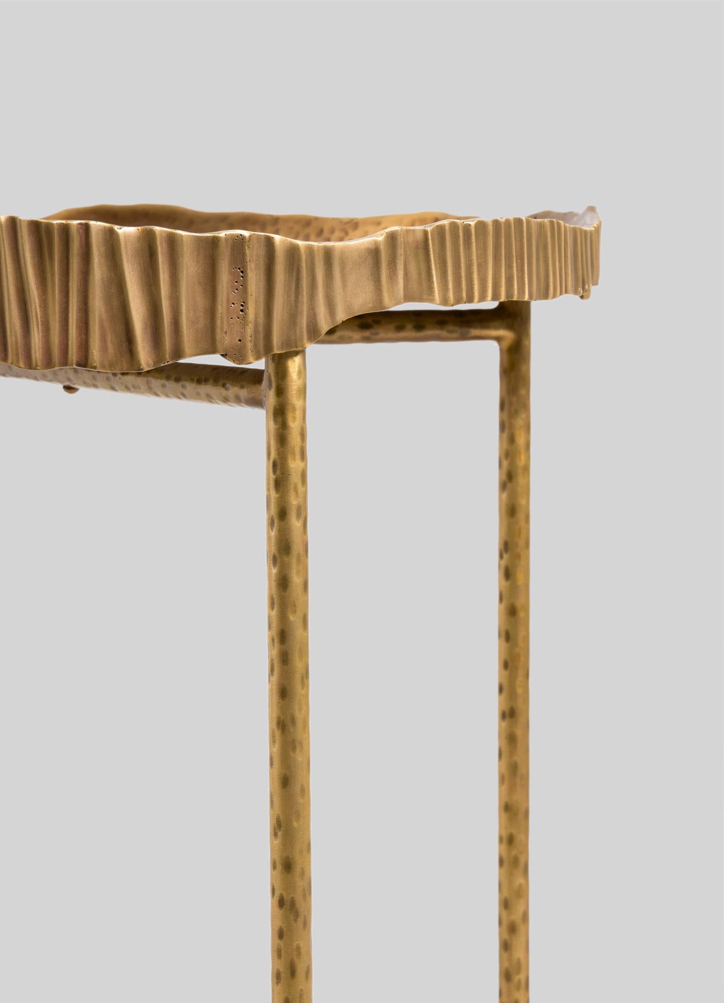 Petite table à plateau Amer en laiton Viya de Vikram Goyal Neuf - En vente à Noida, DL