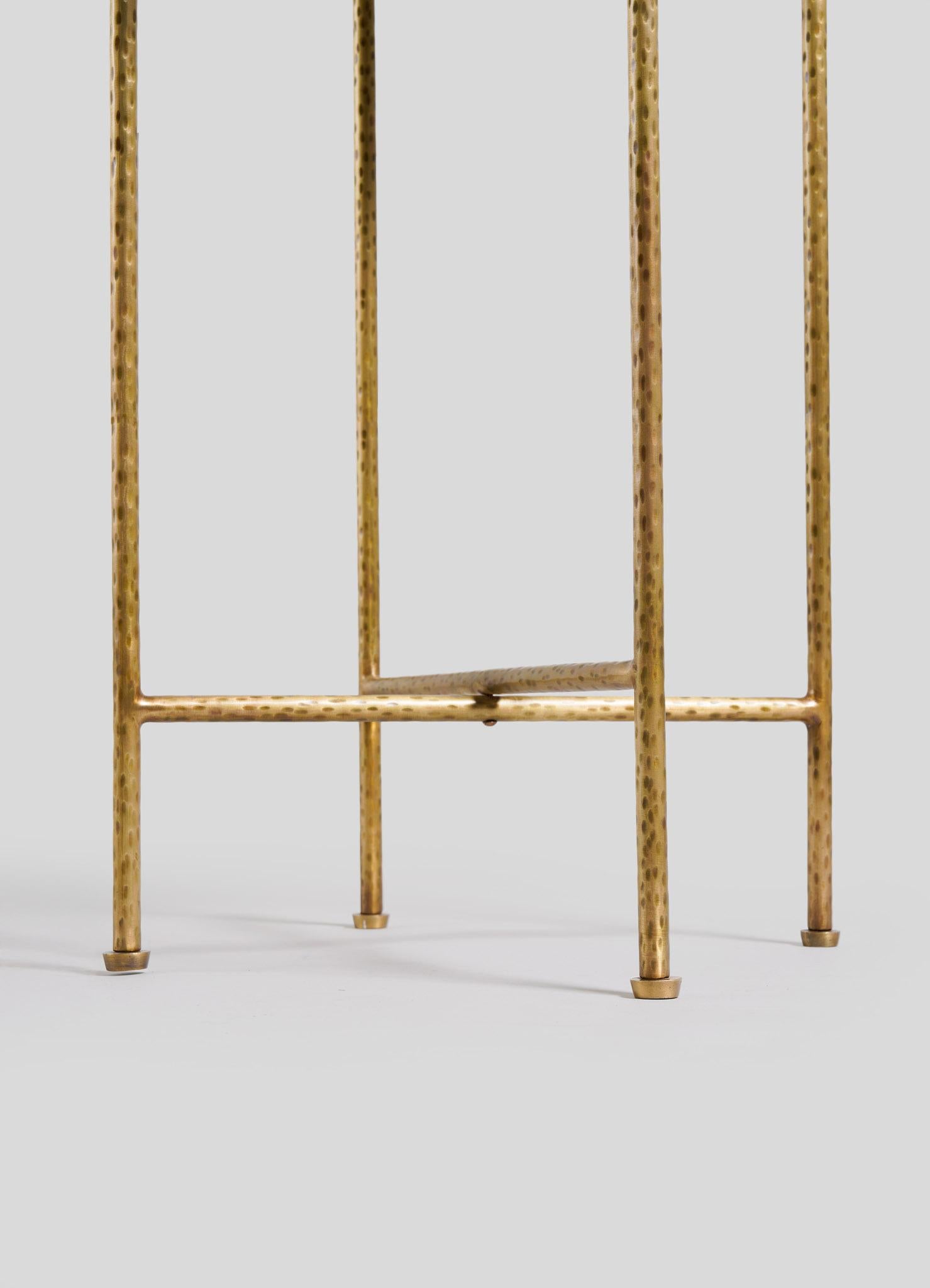 XXIe siècle et contemporain Petite table à plateau Amer en laiton Viya de Vikram Goyal en vente