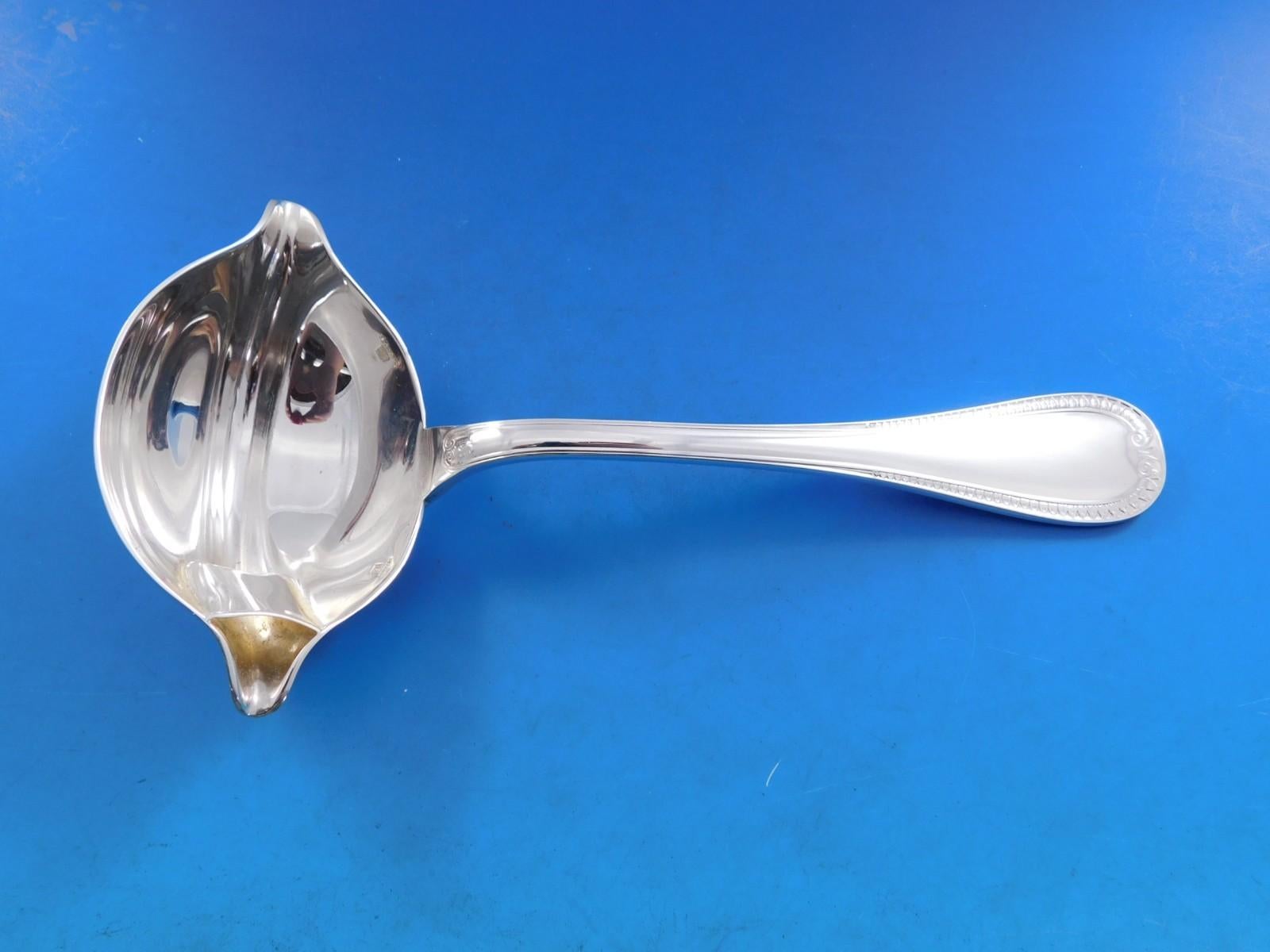 Dans un souci de perfection et de qualité, les créations de couverts Christofle allient savoir-faire artisanal et techniques modernes, pour des couverts qui se transmettent de génération en génération. La bordure de palmettes et la feuille de lotus