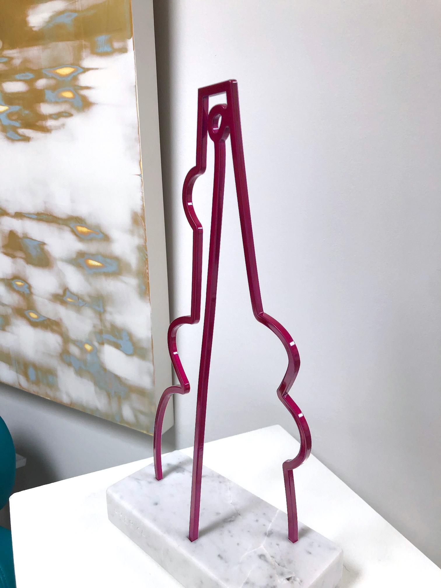 America Martin, Stride-Figurative Stahlskulptur – Magenta, auf Carrara-Marmor im Angebot 2