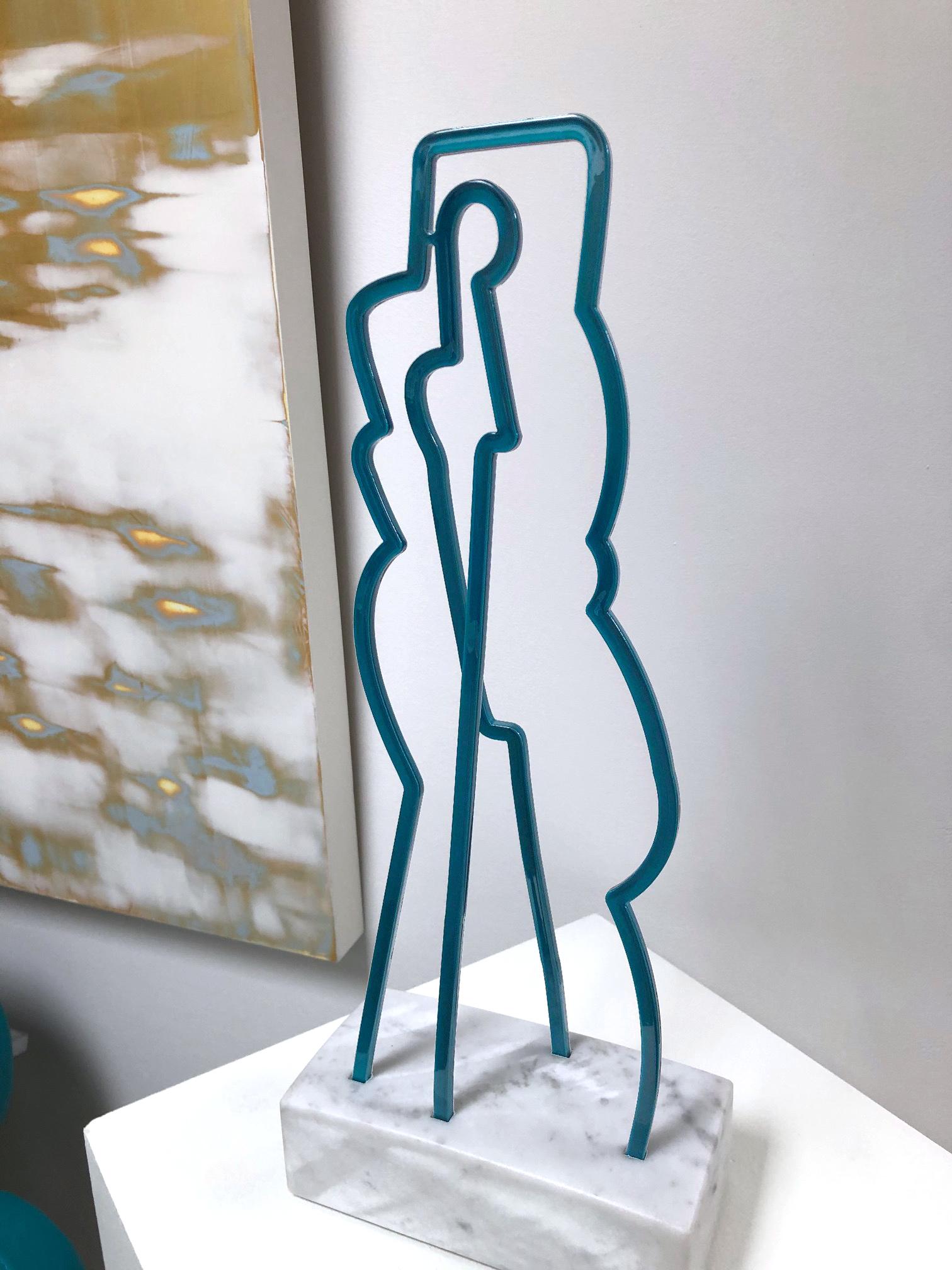 America Martin, figure debout - Sculpture figurative vert/bleu, marbre de Carrare en vente 1