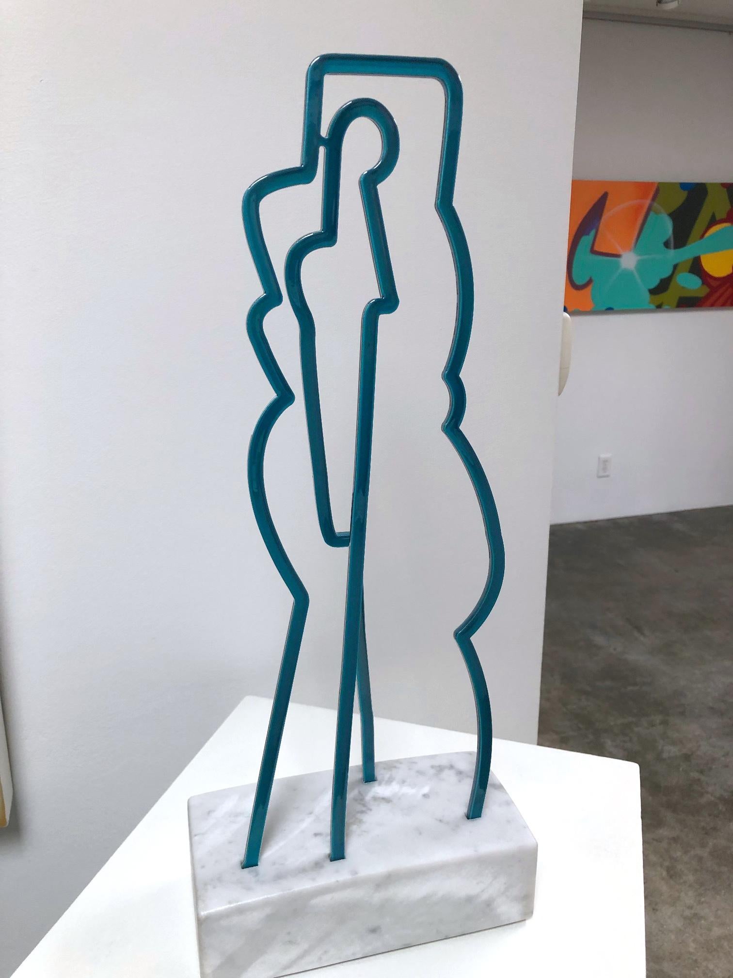 America Martin, figure debout - Sculpture figurative vert/bleu, marbre de Carrare en vente 4