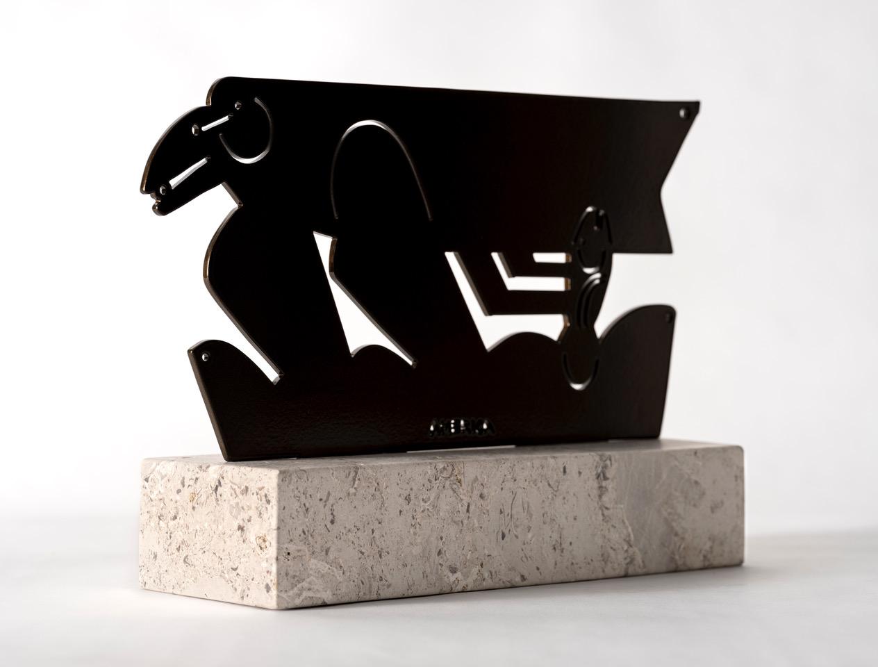 Sculpture animalière, acier revêtu de bronze, Crow avec poisson et graines par America Martin en vente 1