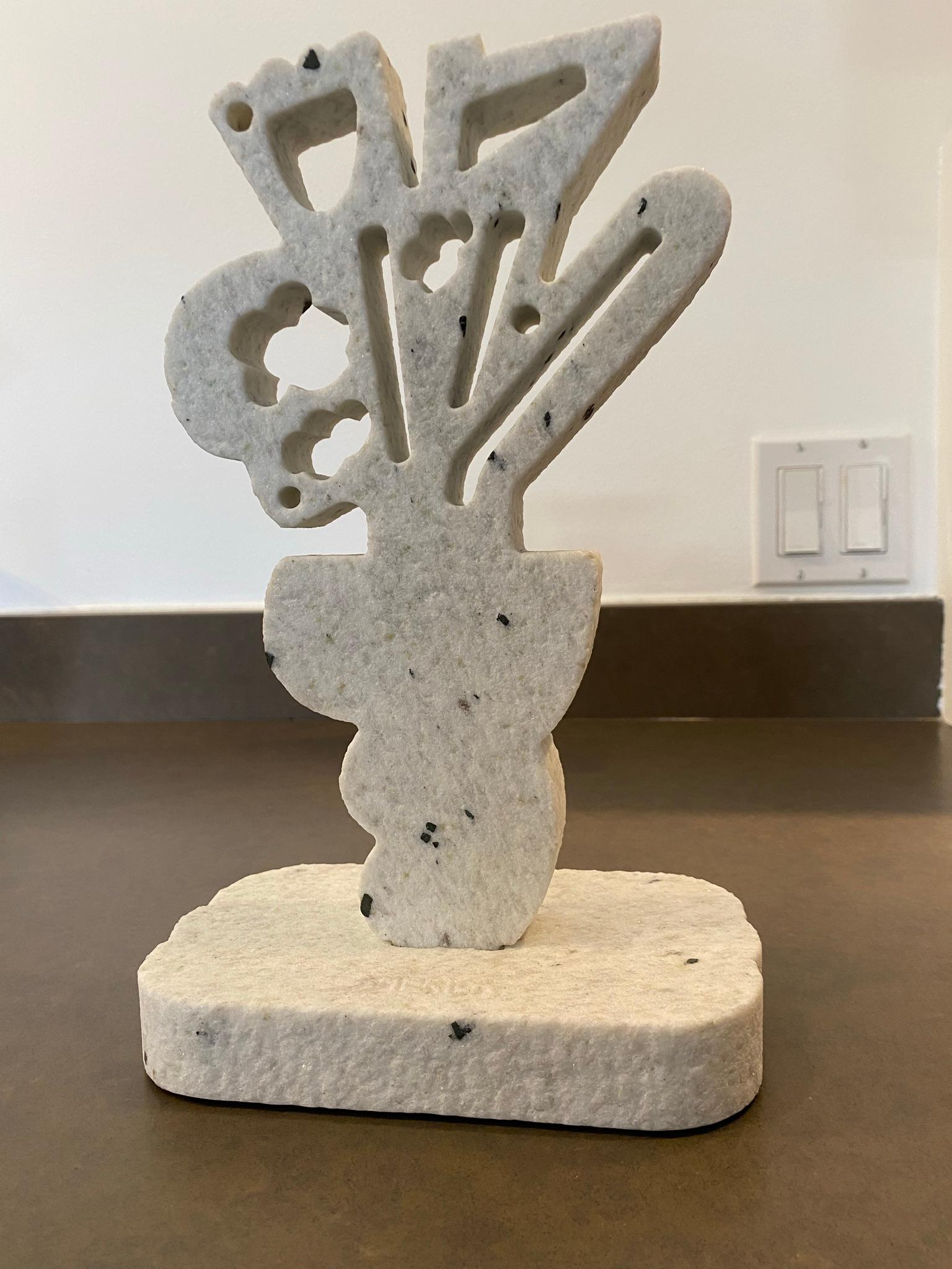 Coppia di sculture floreali in marmo pepe sabbiato di America Martin in vendita 1