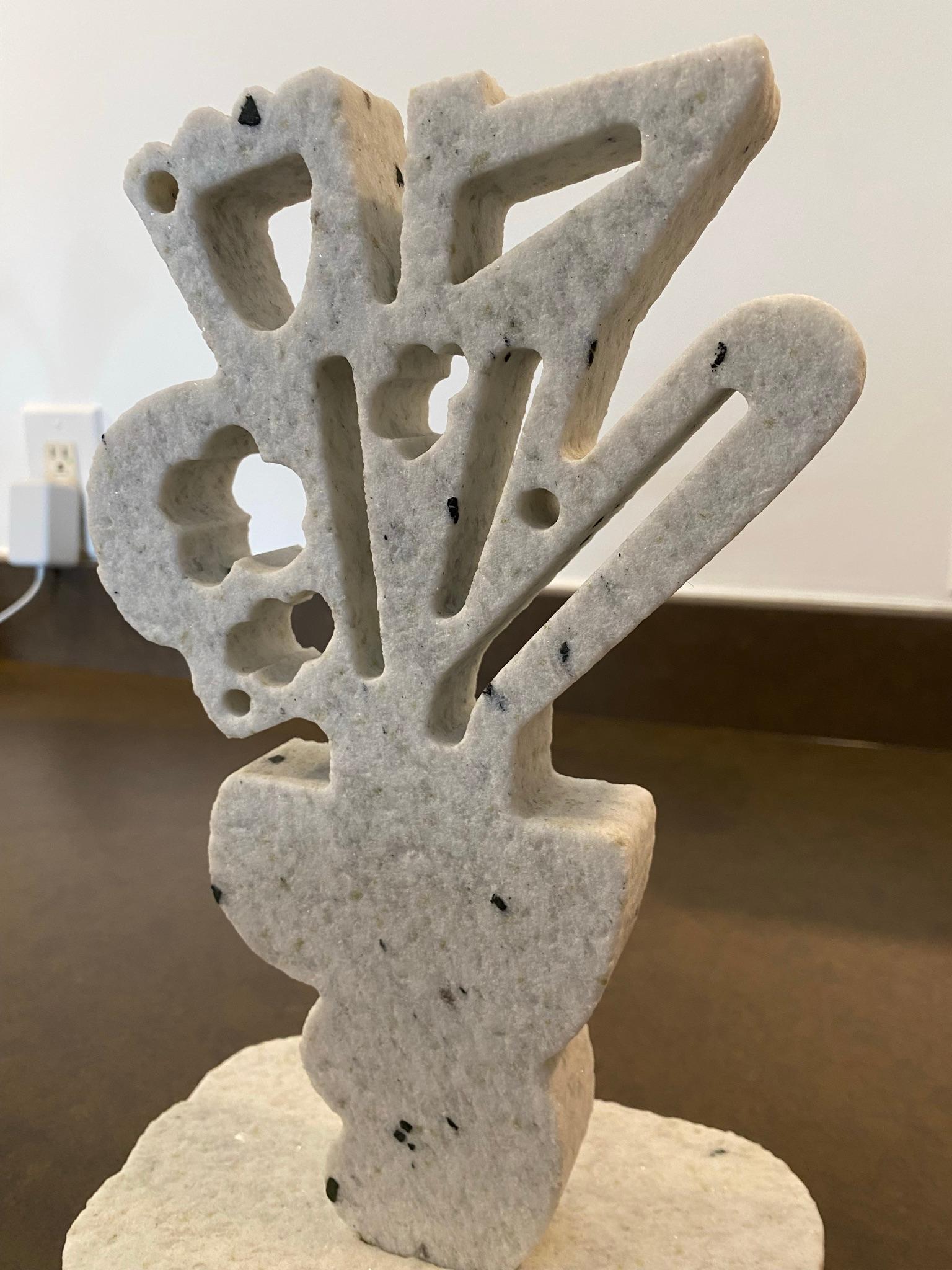 Coppia di sculture floreali in marmo pepe sabbiato di America Martin in vendita 2