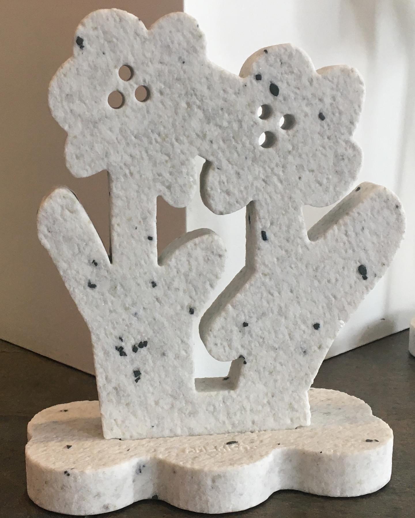 Coppia di sculture floreali in marmo pepe sabbiato di America Martin in vendita 4
