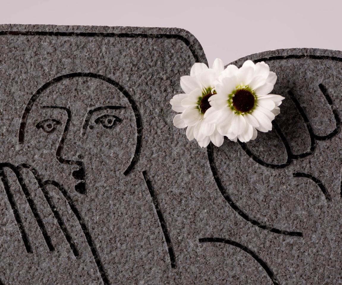 Woman holding Flowers, Woman holding Flowers, America Martin_Sand, Marmorskulptur, Blasted, 2021 im Angebot 2