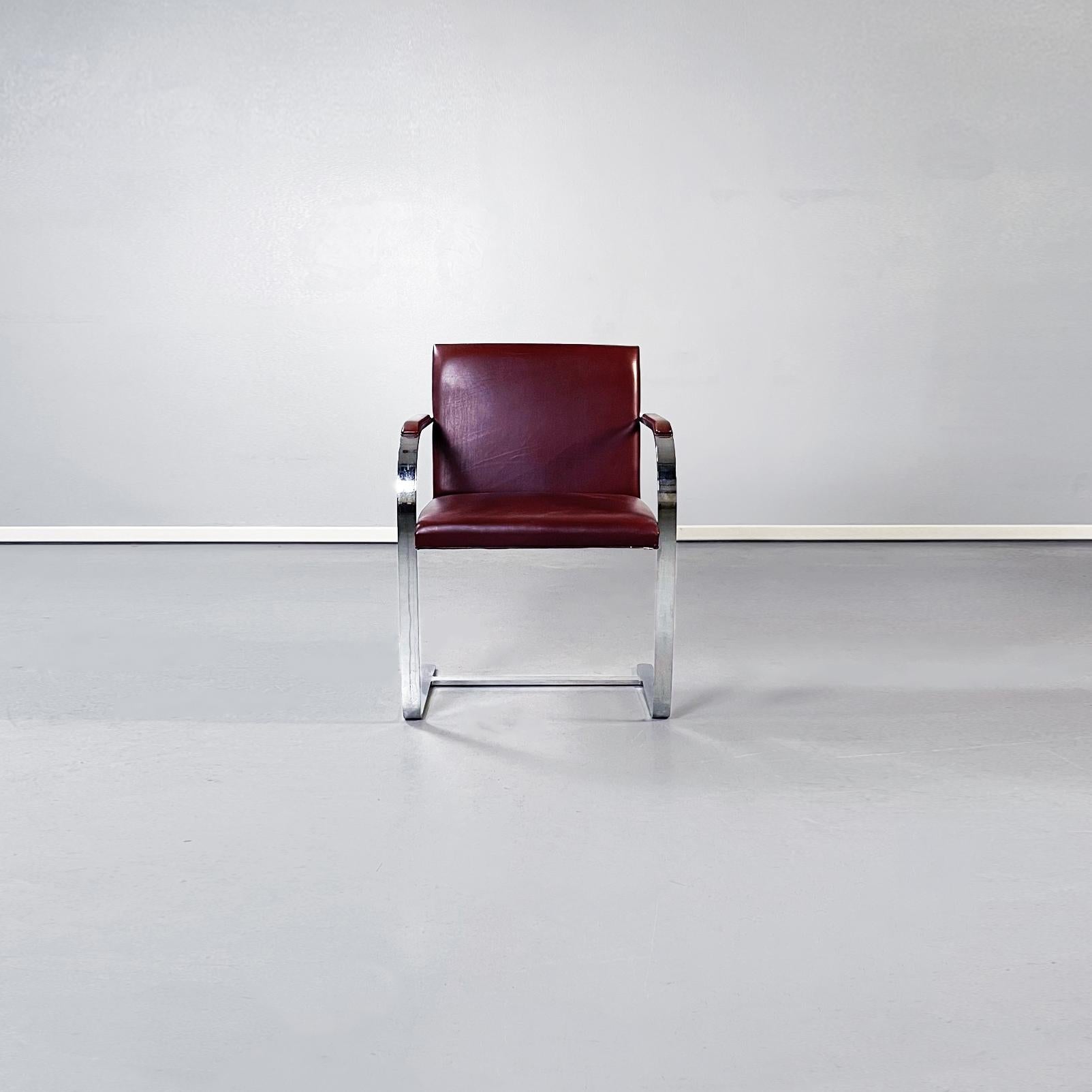 Sedia Brno 255 di Mies Van der Rohe per Knoll, anni '70, in pelle marrone.
Sedia Brno 255 con seduta e schienale quadrati rivestiti in pelle rosso-marrone e struttura piatta in acciaio cromato. Braccioli curvi.
Prodotto da Knoll negli anni '70 e