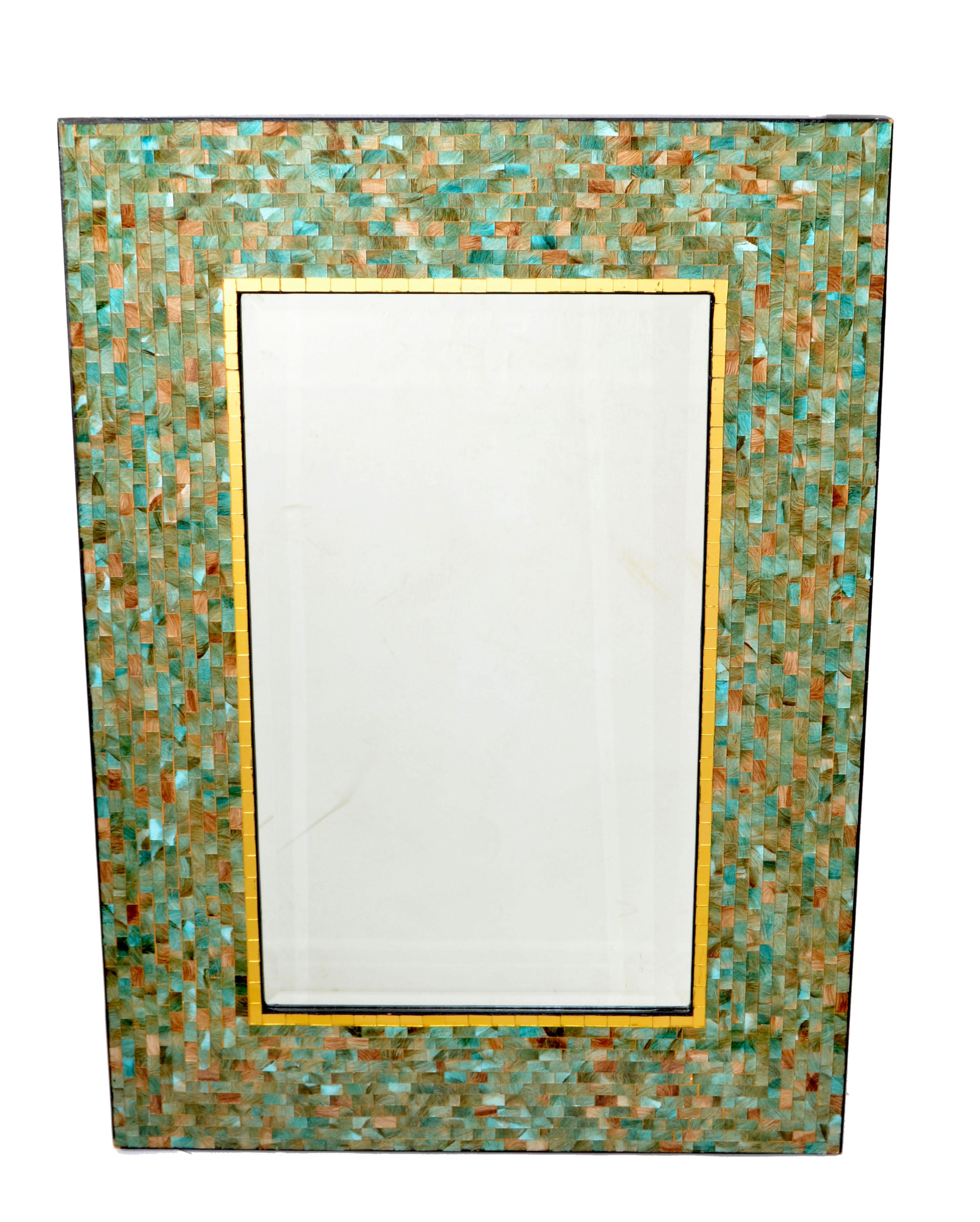 Amerikanischer rechteckiger Mosaik-Wandspiegel aus der Jahrhundertmitte in verschiedenen Grün-, Bronze- und Goldtönen.
Die Rückwand ist aus Massivholz gefertigt und sorgt für eine sichere Aufhängung.
Das Spiegelglas ist abgeschrägt. 
Die Größe