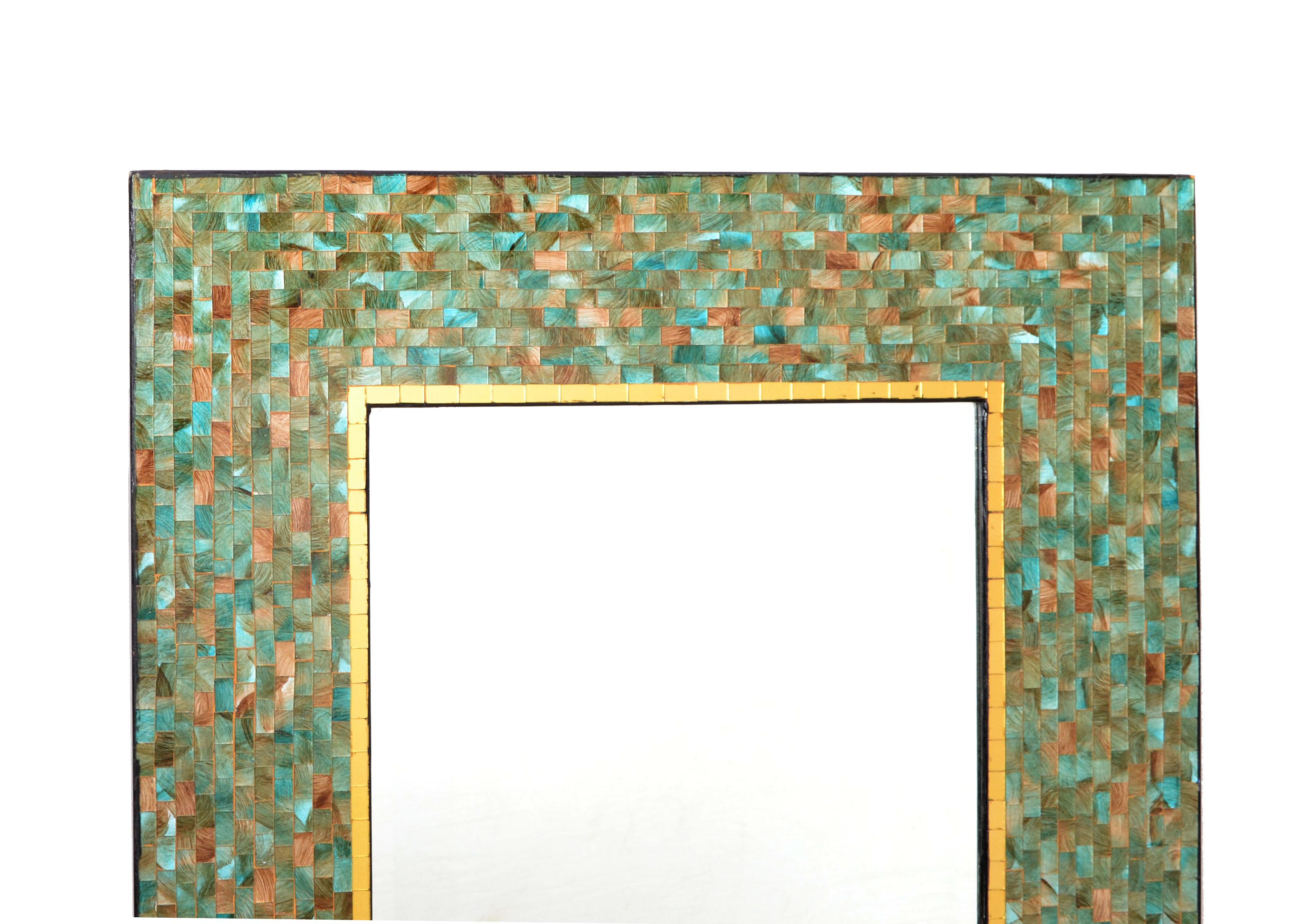 Amerika, rechteckiger Wandspiegel mit Kacheln und Mosaikglasfarben in Grün und Gold im Zustand „Gut“ im Angebot in Miami, FL