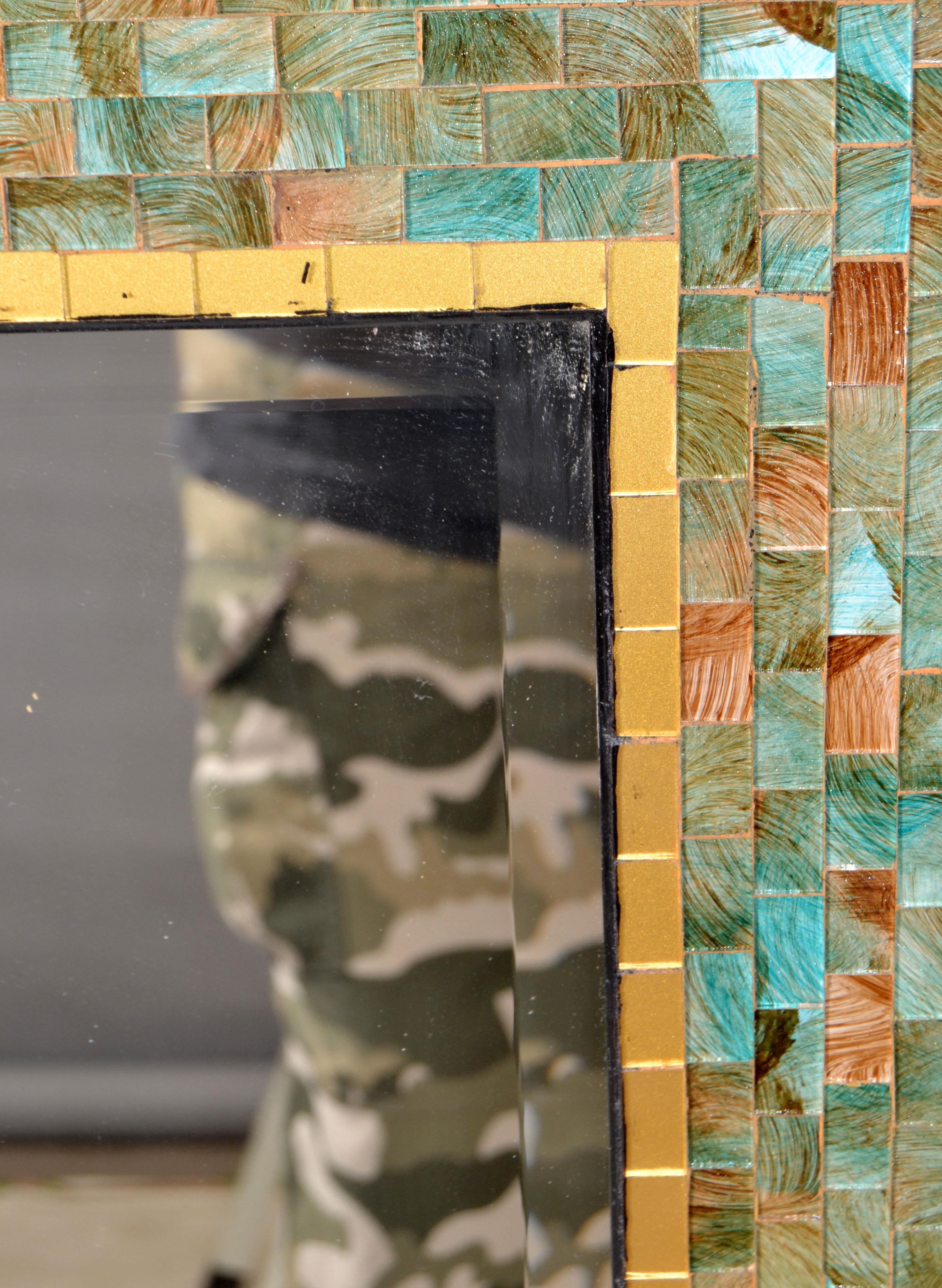 Amerika, rechteckiger Wandspiegel mit Kacheln und Mosaikglasfarben in Grün und Gold im Angebot 1