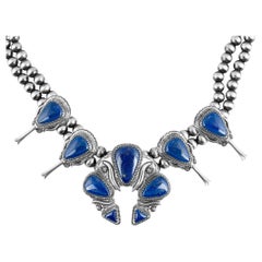 Collana con fiori di zucca Naja grande in Lapis d'argento di America West, da 21 a 24 pollici