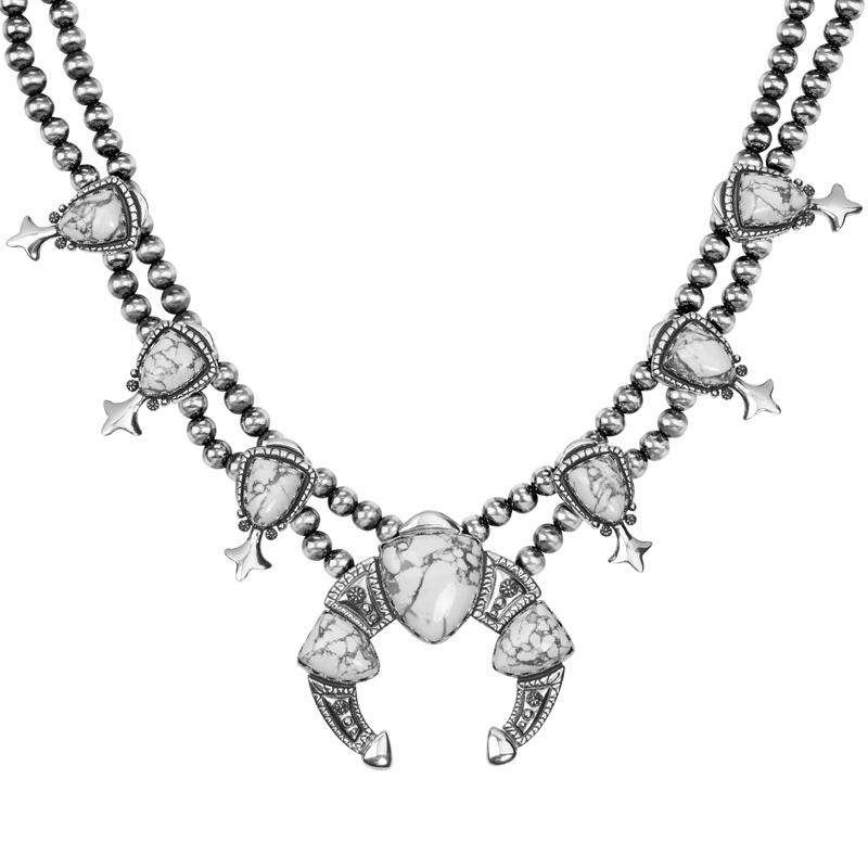 -Argento 925; privo di nichel e ipoallergenico. Circa 97 g.
- Un doppio filo di perline di sterlina ossidate a strisce lucide da 8 mm con 9 gemme di Howlite bianca. Ci sono 6 stazioni di fiori di zucca con una Howlite a forma di punta di freccia di