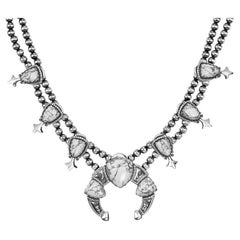 Collar flor de calabaza con gema de howlita blanca America West Silver, 18 a
