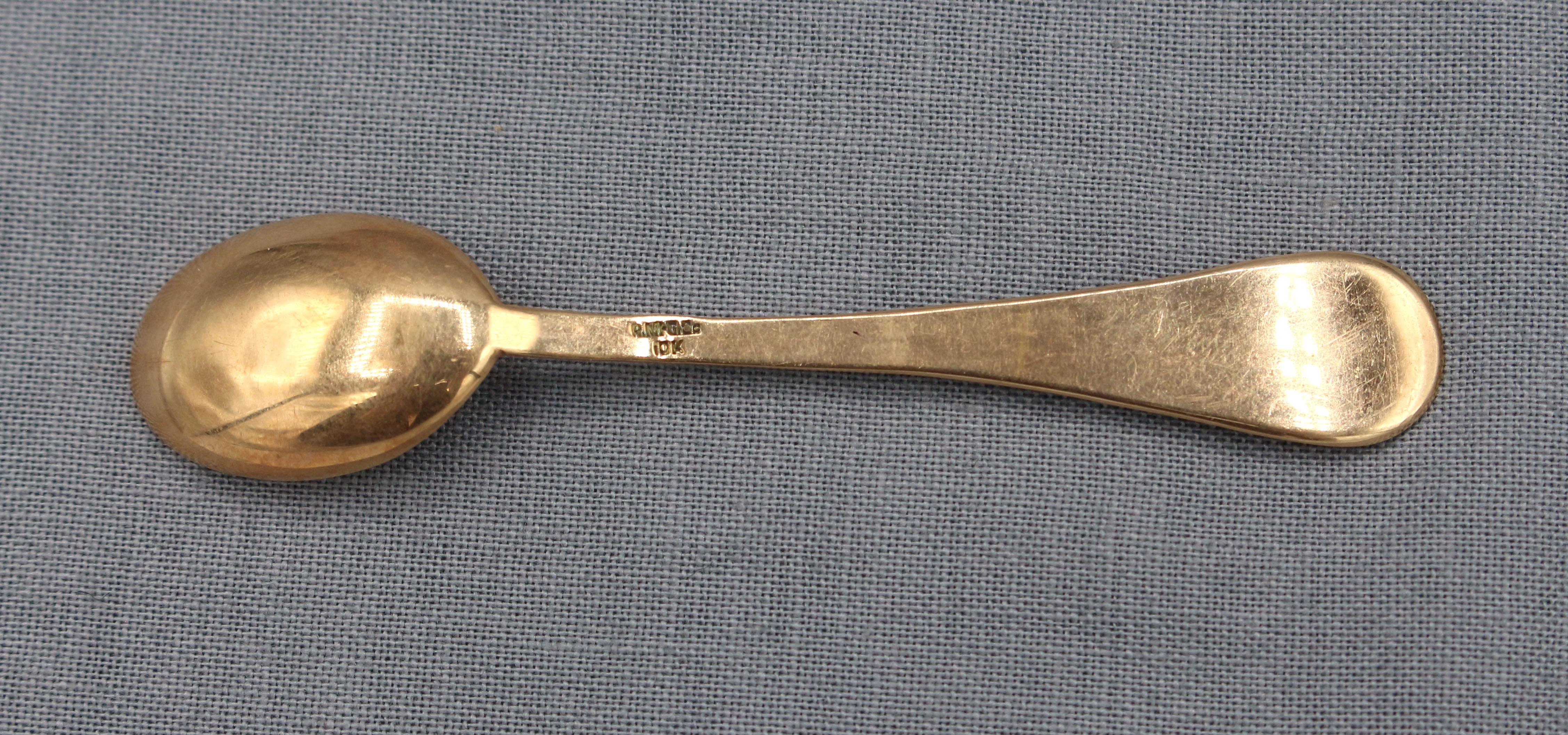 American 10k gold salt spoon, c.1890-1910. Bright cut decoration. Marked: RMG Co, 10k. 4 grams.
2 5/8