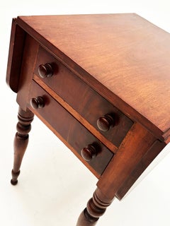 Tavolino a due cassetti con ante a ribalta in stile Feder dell'800 americano