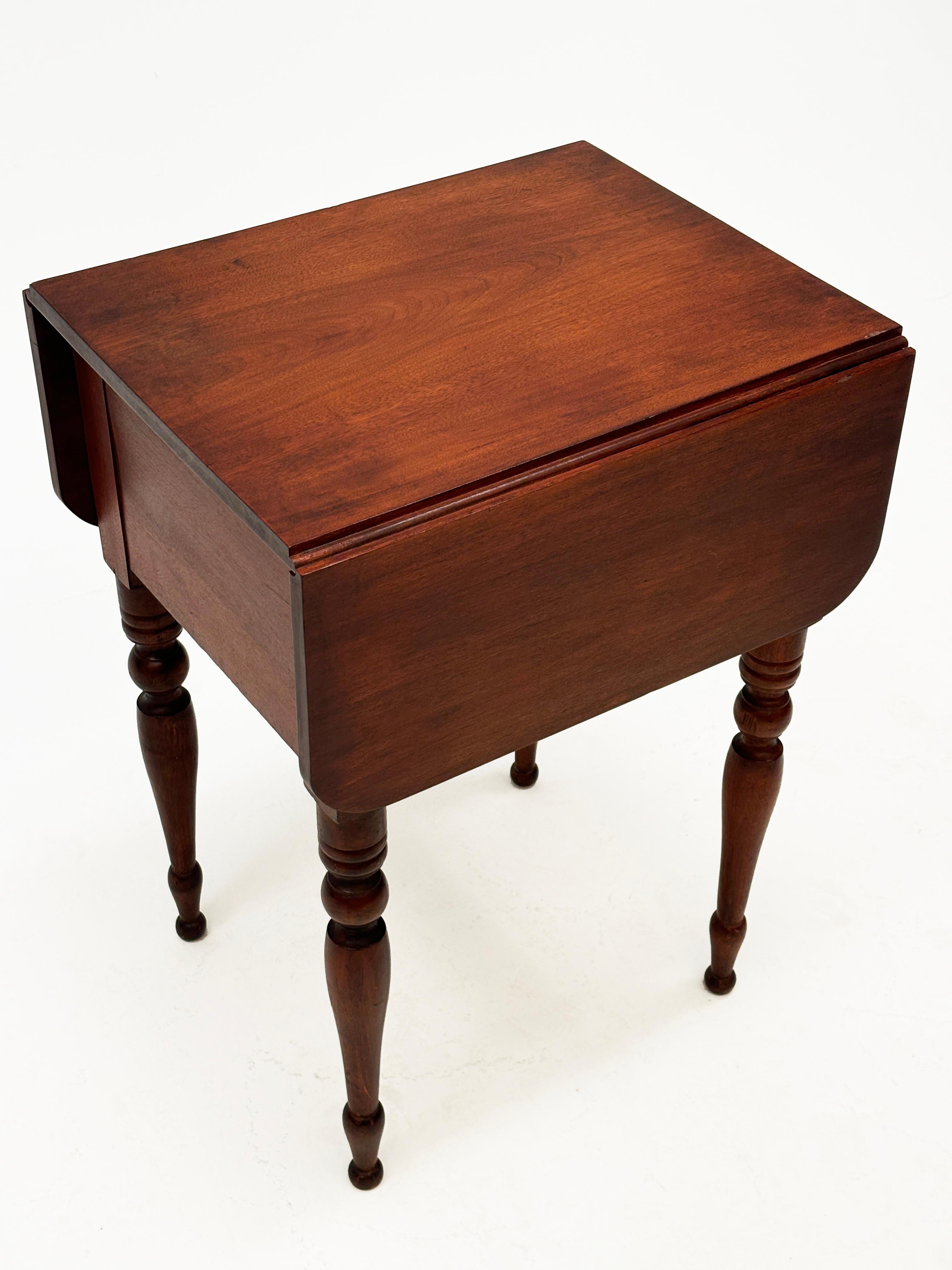 American 1800’s Federal Style Two Drawer Drop-leaf Side Table In Good Condition For Sale In Louisville, KY