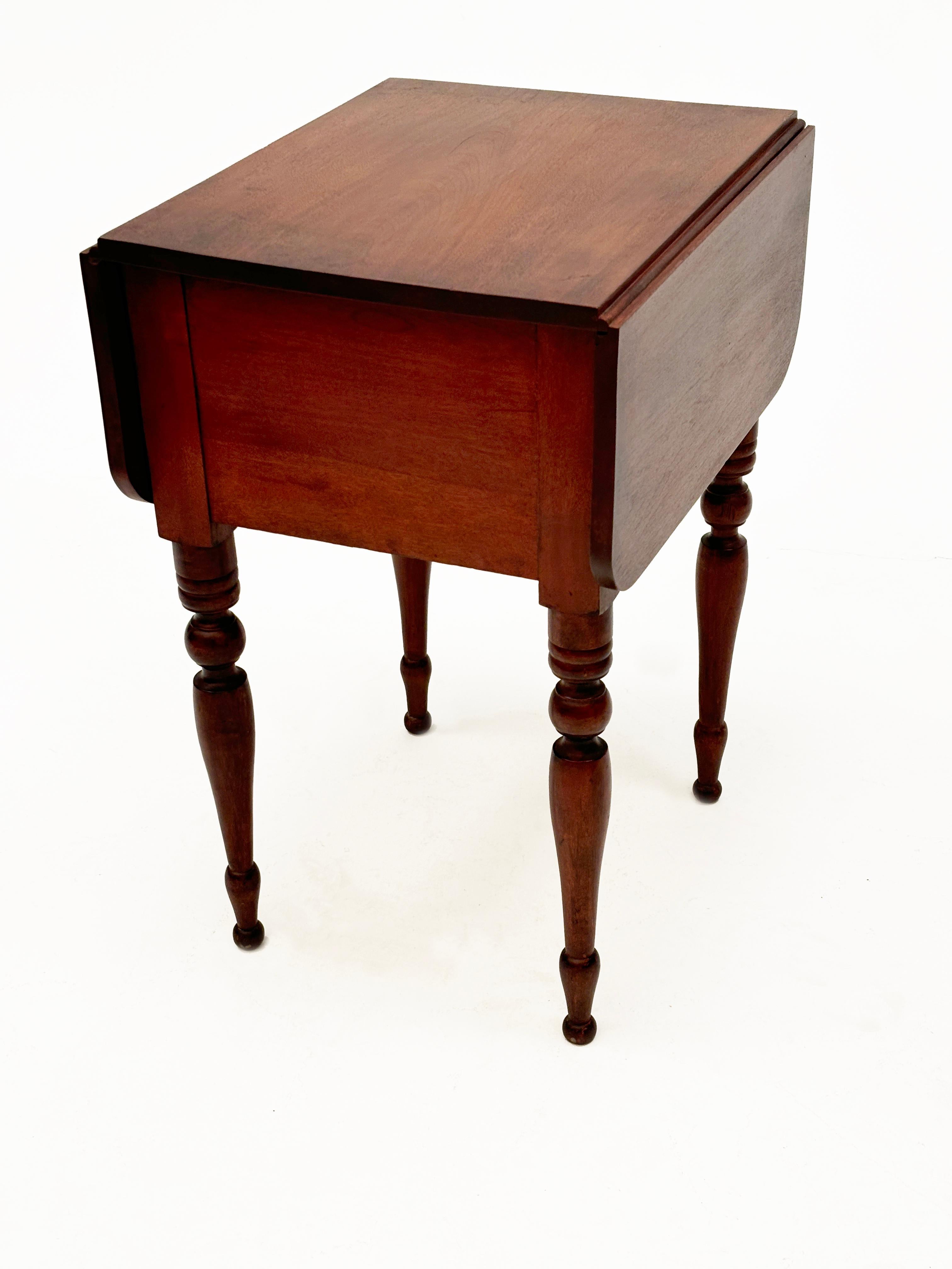 American 1800’s Federal Style Two Drawer Drop-leaf Side Table For Sale 1