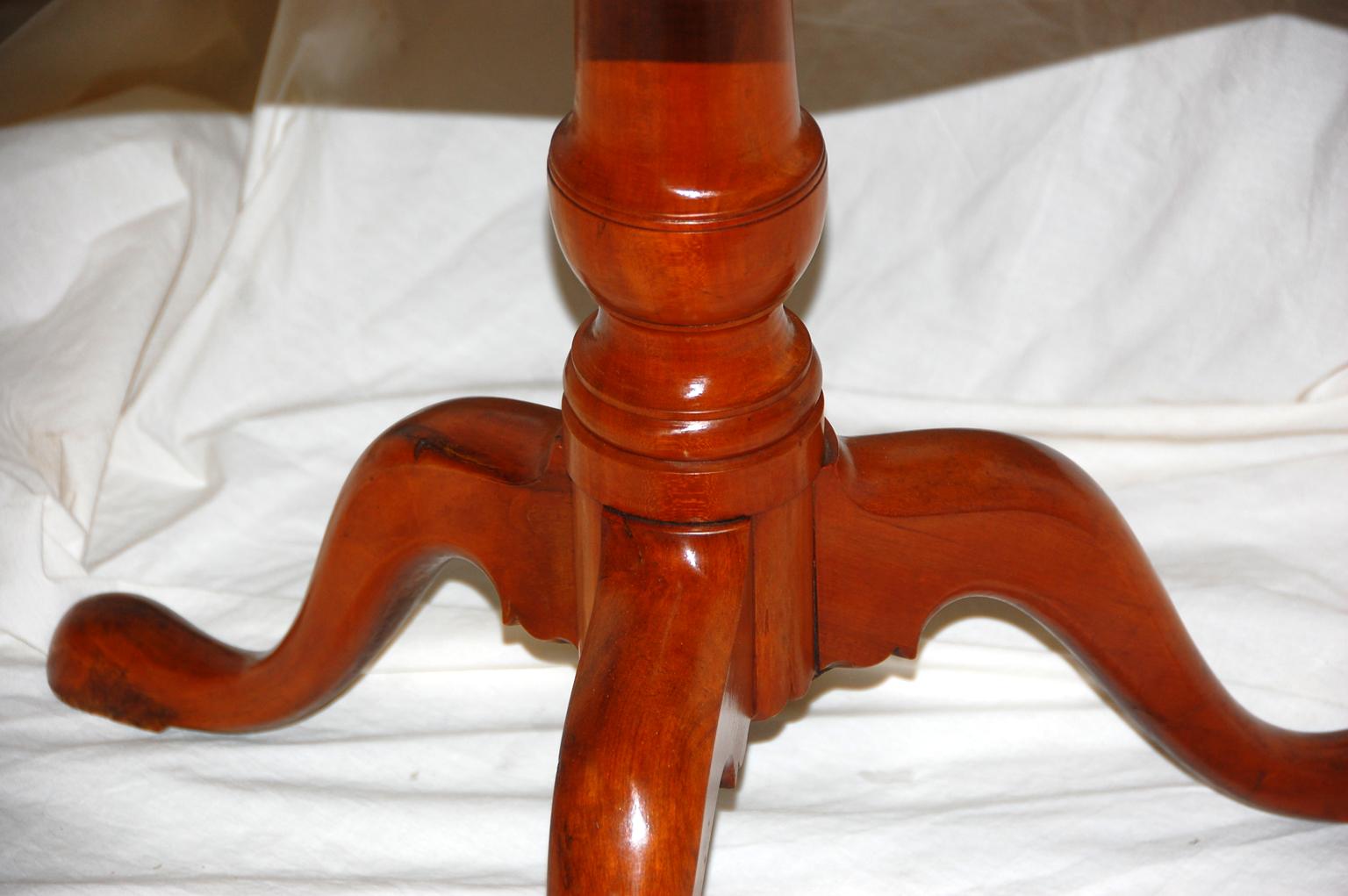 American 18th Century Federal Period Tripod Tilt-Top Table in Apple Wood In Good Condition For Sale In Wells, ME
