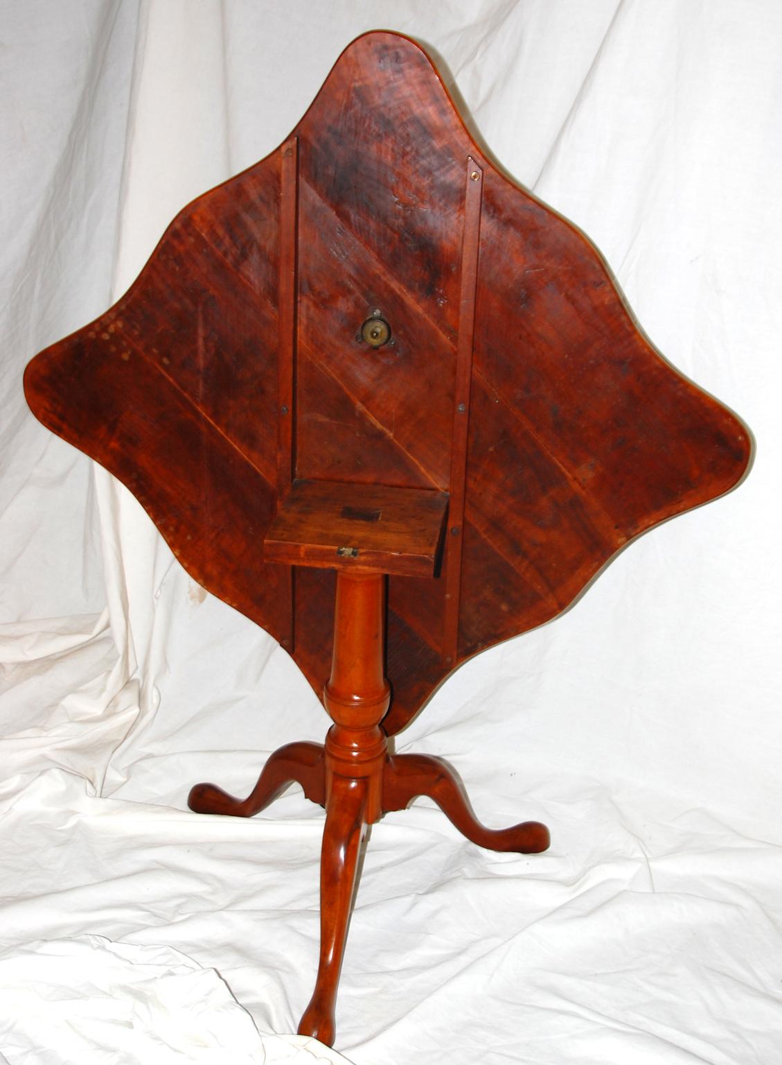 Fruitwood American 18th Century Federal Period Tripod Tilt-Top Table in Apple Wood For Sale