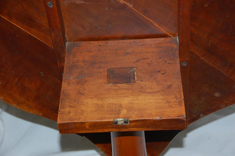 American 18th Century Federal Period Tripod TiltTop Table in Apple Wood For Sale at 1stDibs