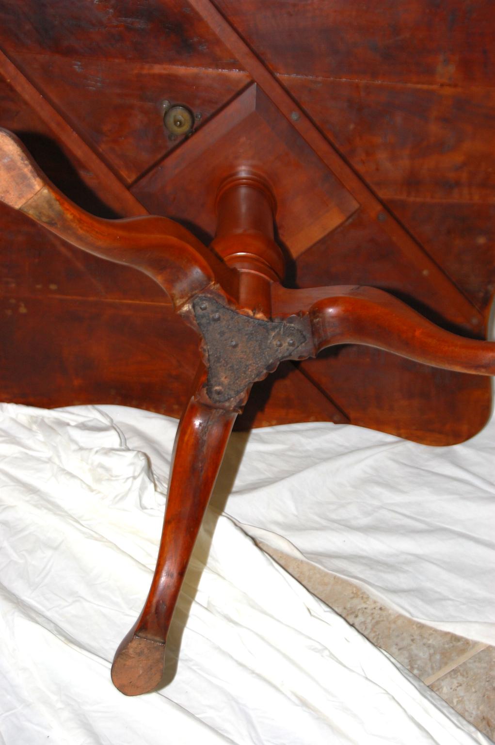 American 18th Century Federal Period Tripod Tilt-Top Table in Apple Wood For Sale 3