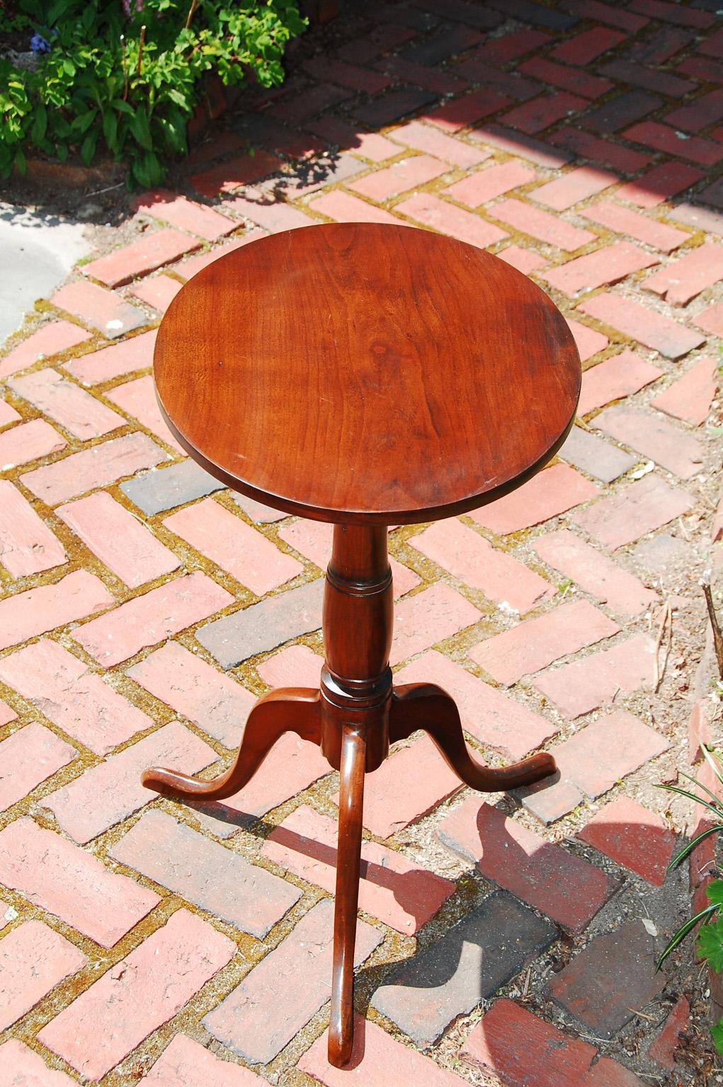 American Chippendale 18th century oval wine table in walnut. This lovely table has initials impressed on the carrying block under the top: S P, which we believe to be Samuel Phippen of Salem, Massachusetts (1744-98). The turned tapered stem ends