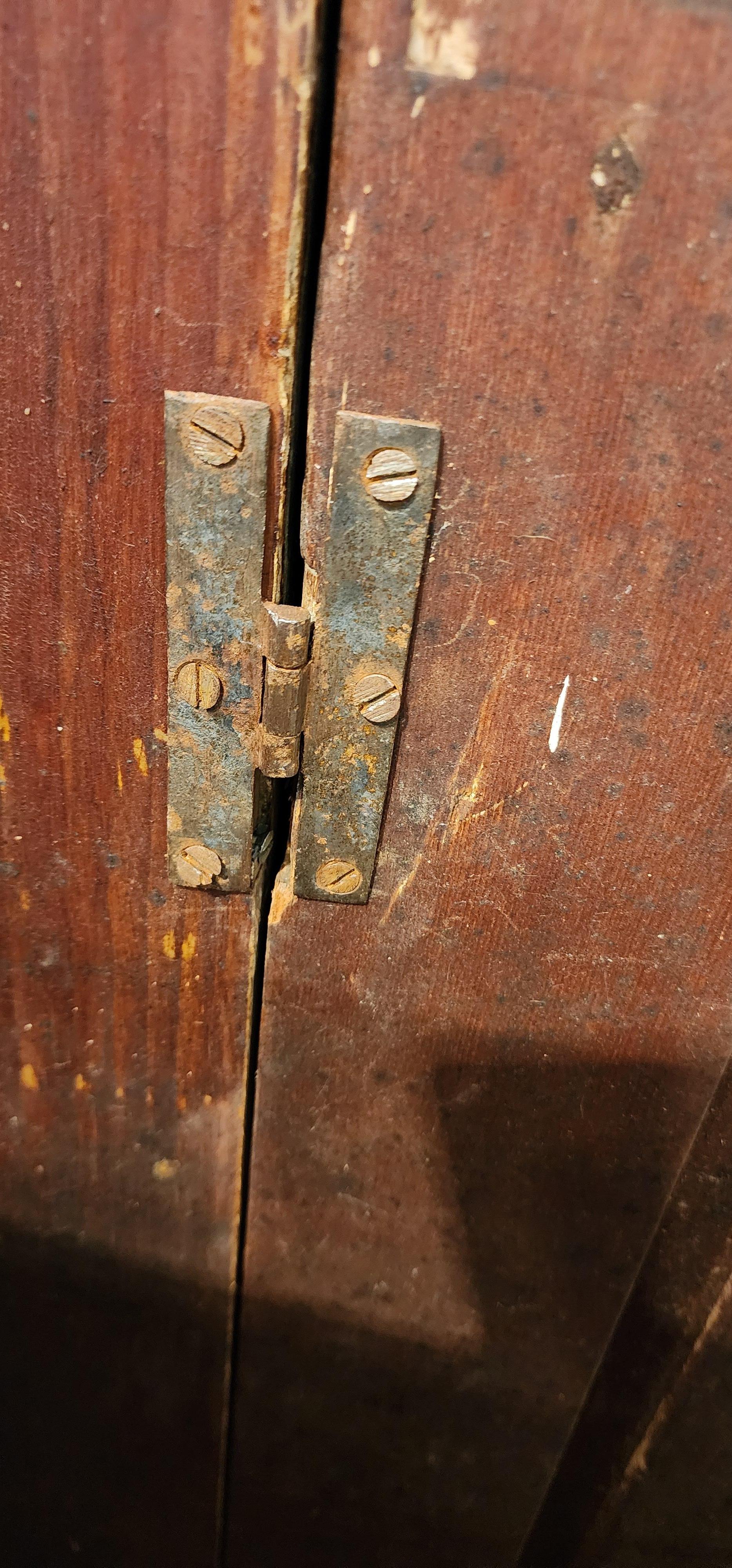 Armoire d'angle architecturale américaine en pin du 18ème siècle en vente 3