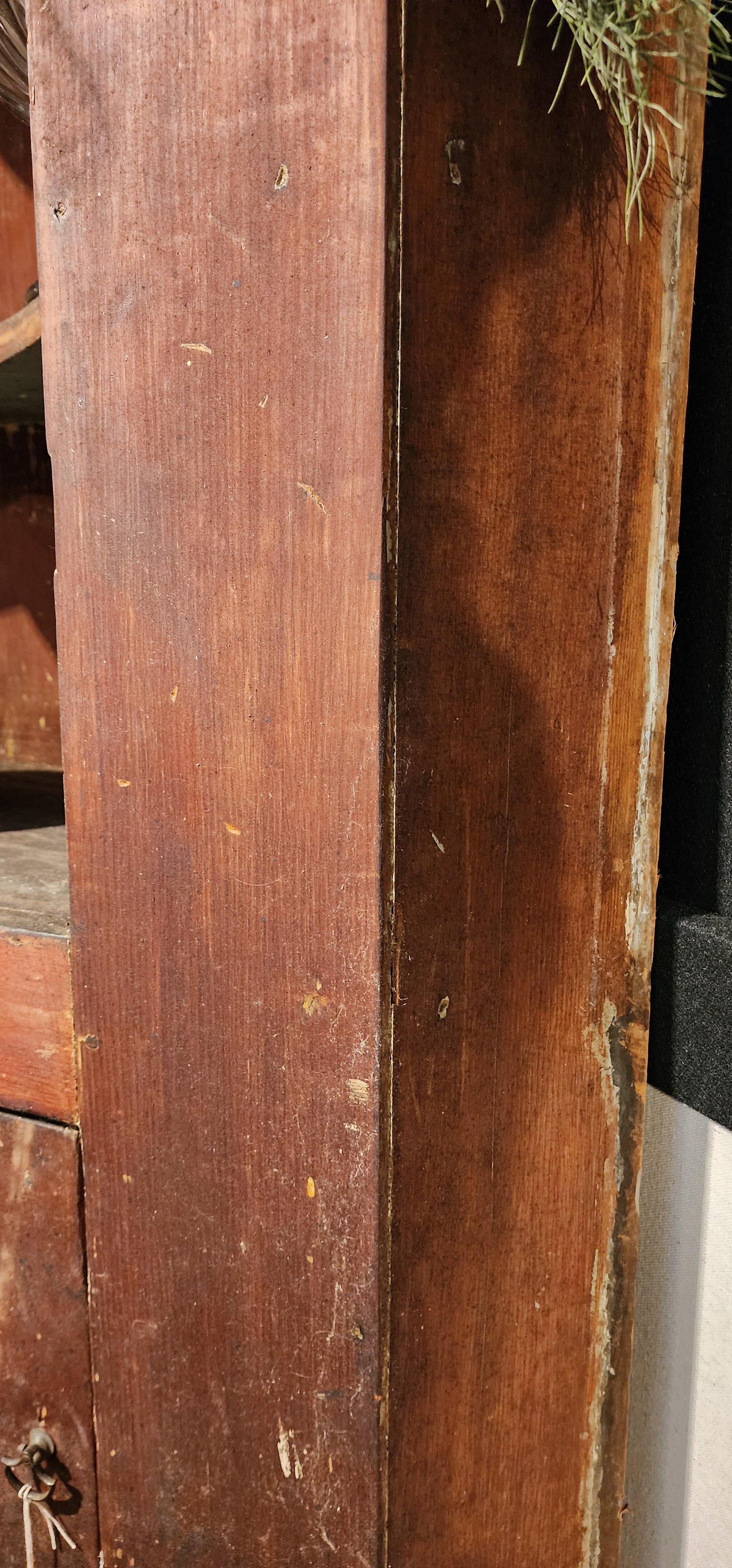 Fait main Armoire d'angle architecturale américaine en pin du 18ème siècle en vente