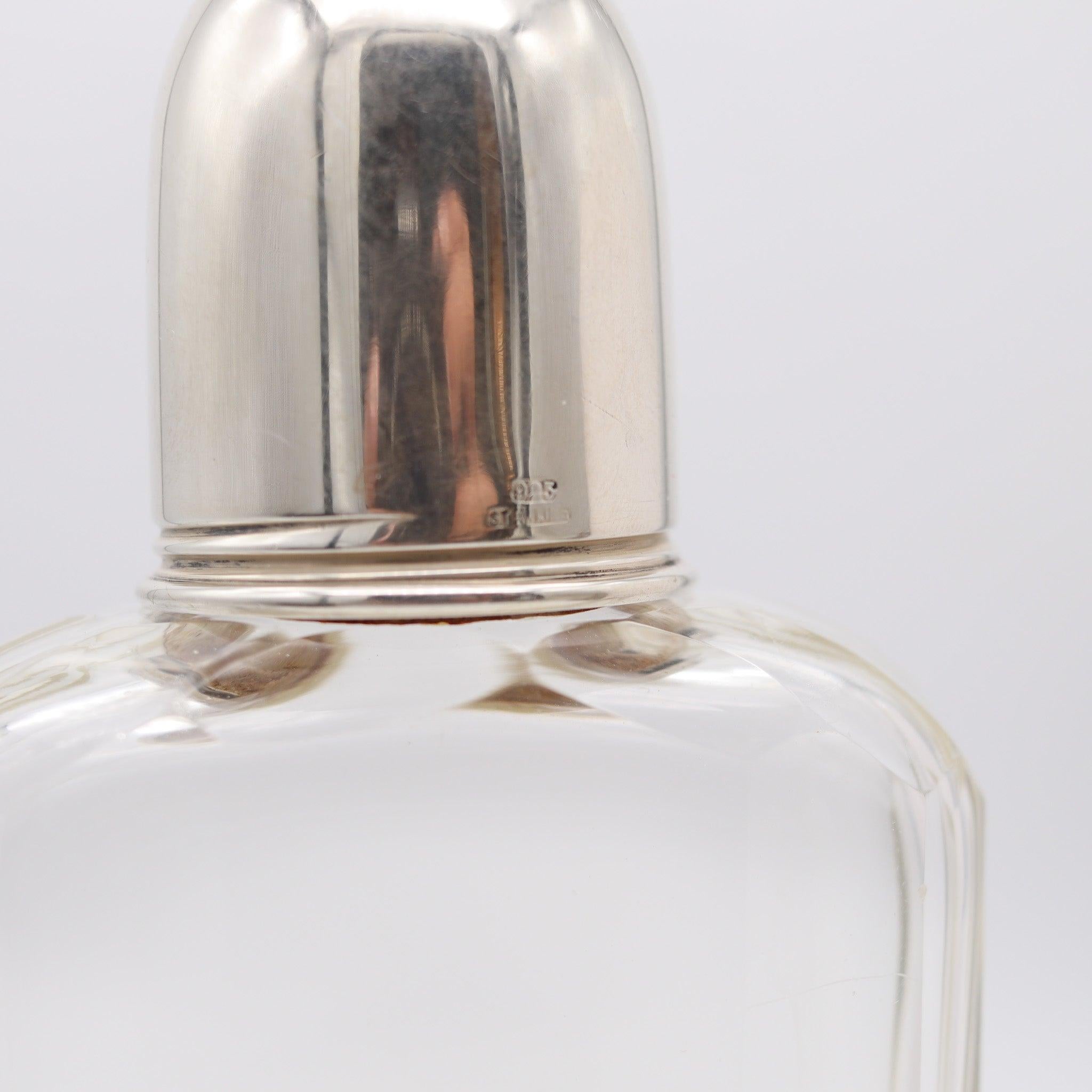 Bouteille de liqueur art-déco américaine.

Il s'agit d'une très belle et très pratique bouteille de liqueur ancienne, créée en Amérique au cours de la période art-déco, vers 1920. Cette magnifique flasque à liqueur a été réalisée en cristal clair