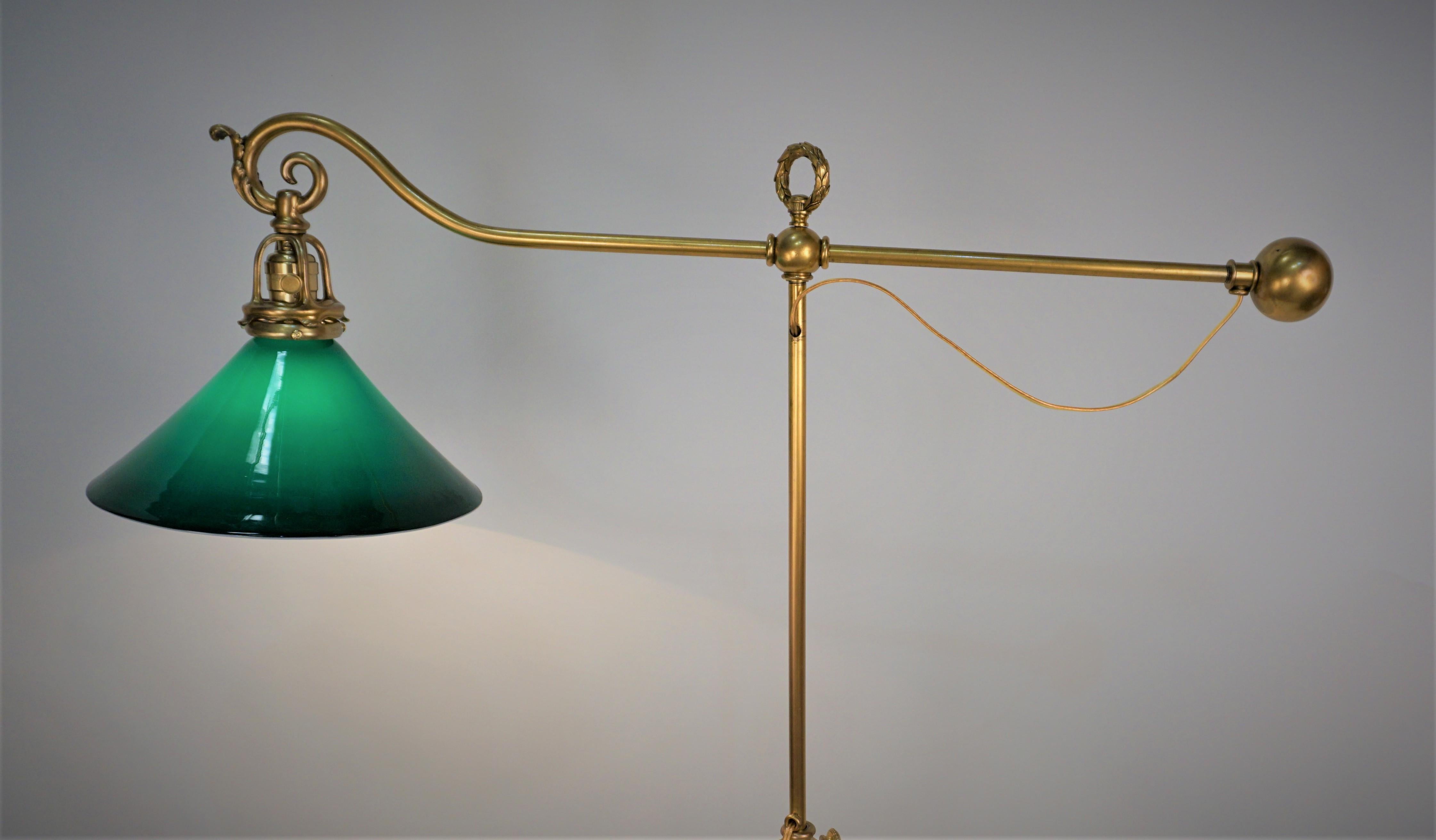 Elegant lampadaire américain en bronze/laiton à bras et hauteur réglables, abat-jour en verre vert.
