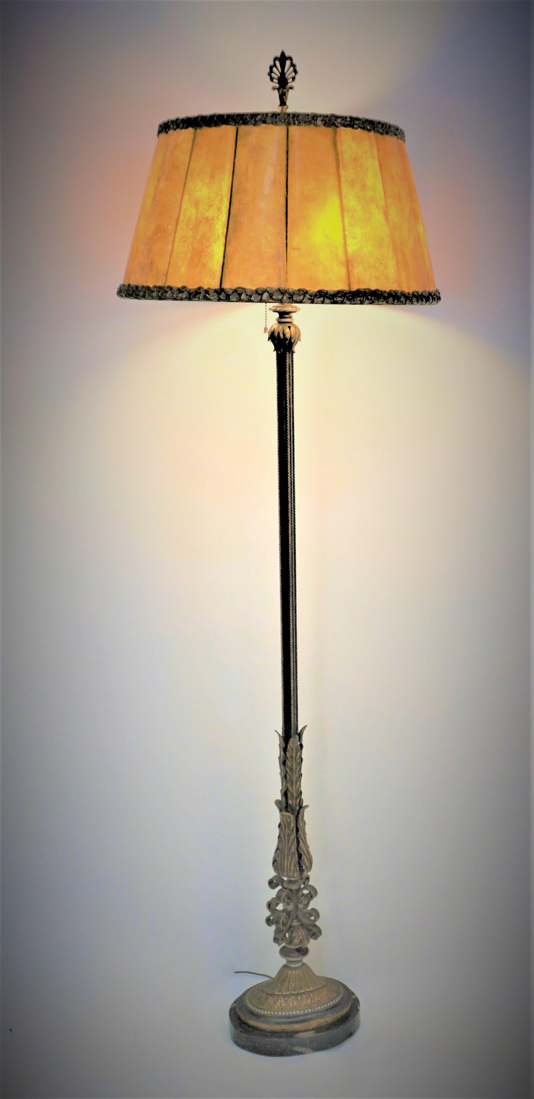 American 1920's painted iron lamp marble base floor lamp with original mica lampshade.
Professionally rewired double pull chain sockets floor lamp.
Measurement includes the lampshade.