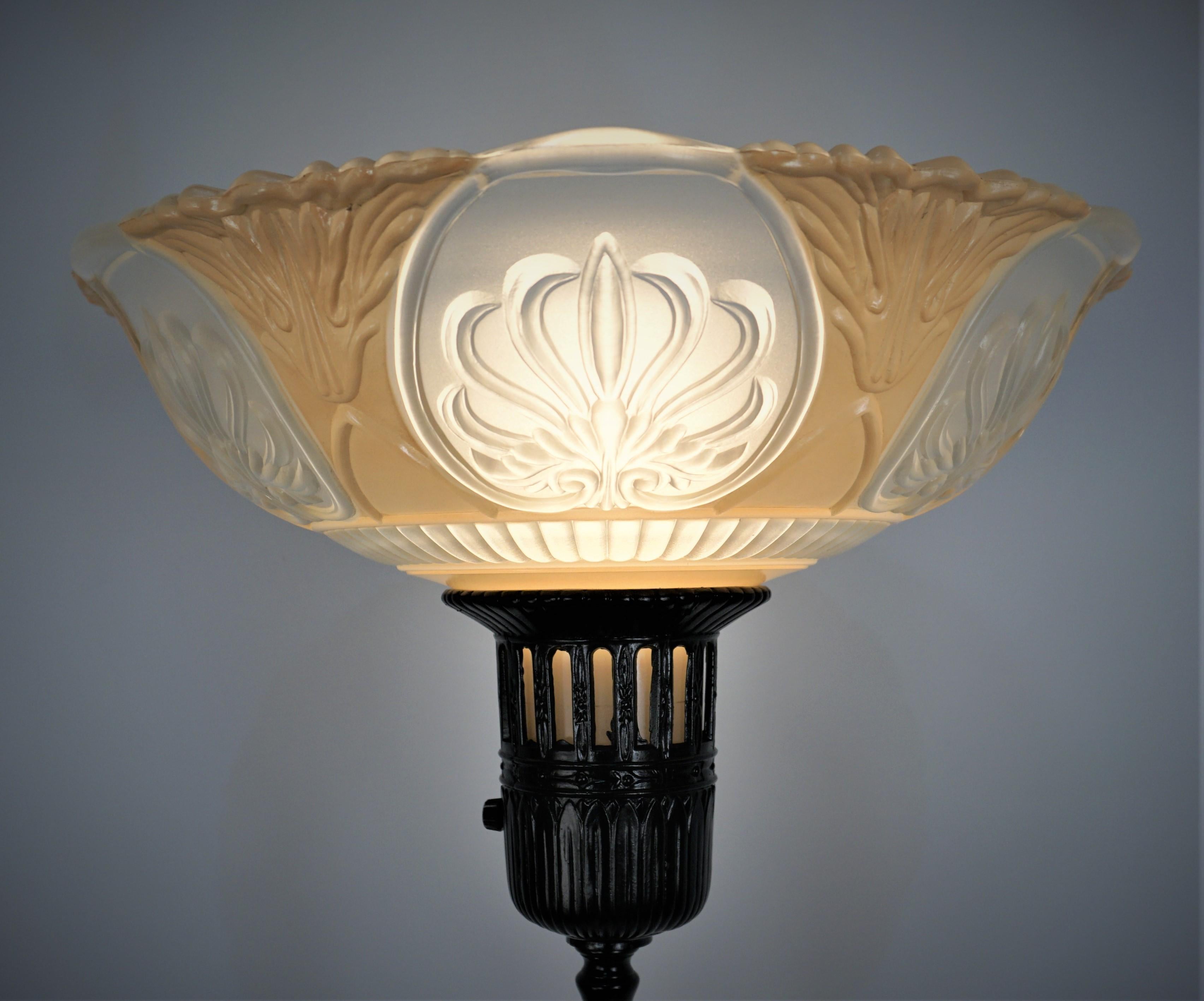 Elegante schwarz lackierte amerikanische Stehlampe aus den 19230er Jahren mit originalem Glasschirm.
3-Wege-Leuchte 100-200-300v Watt. 