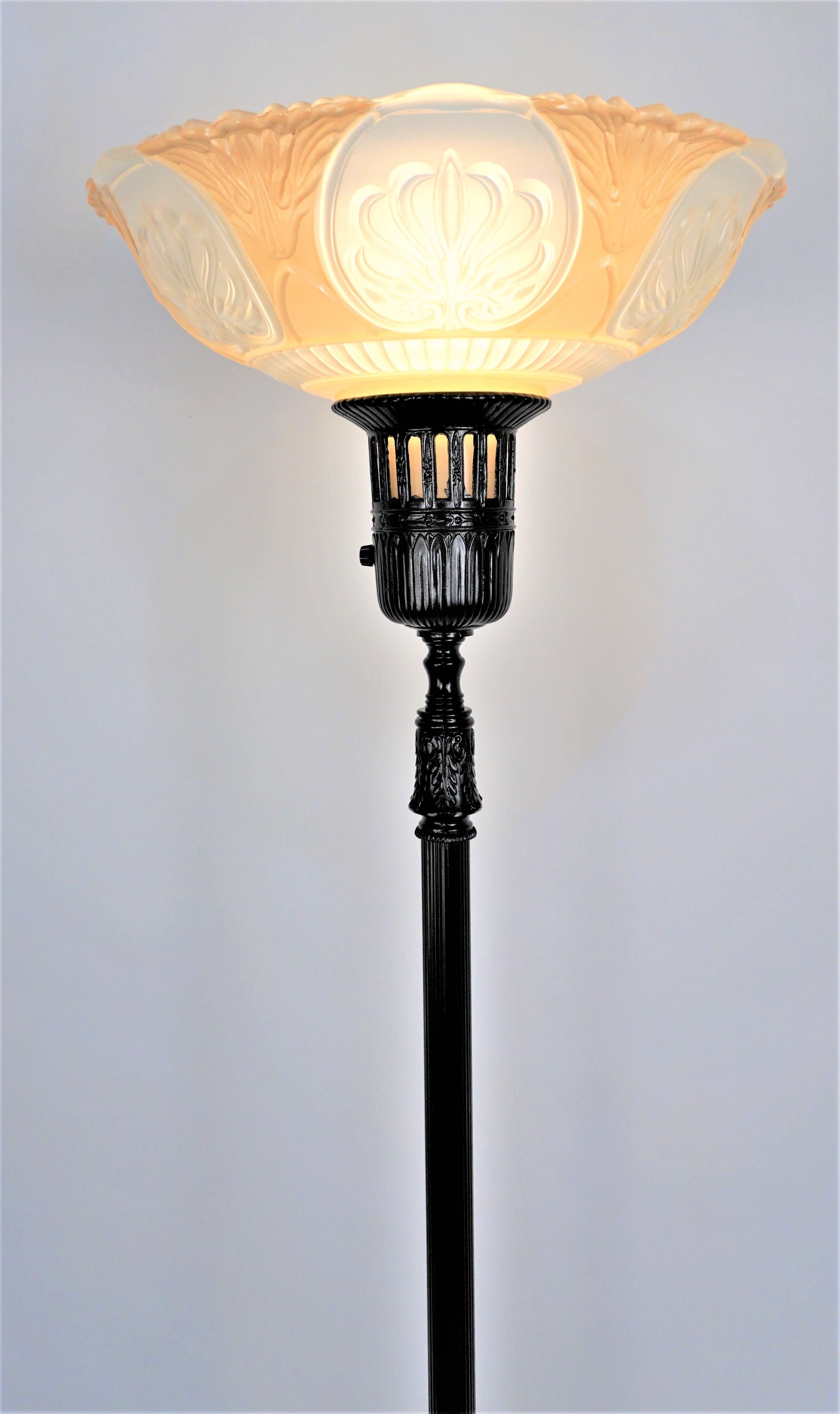 Amerikanische Stehlampe aus den 1930er Jahren mit originalem Glasschirm (Art déco) im Angebot
