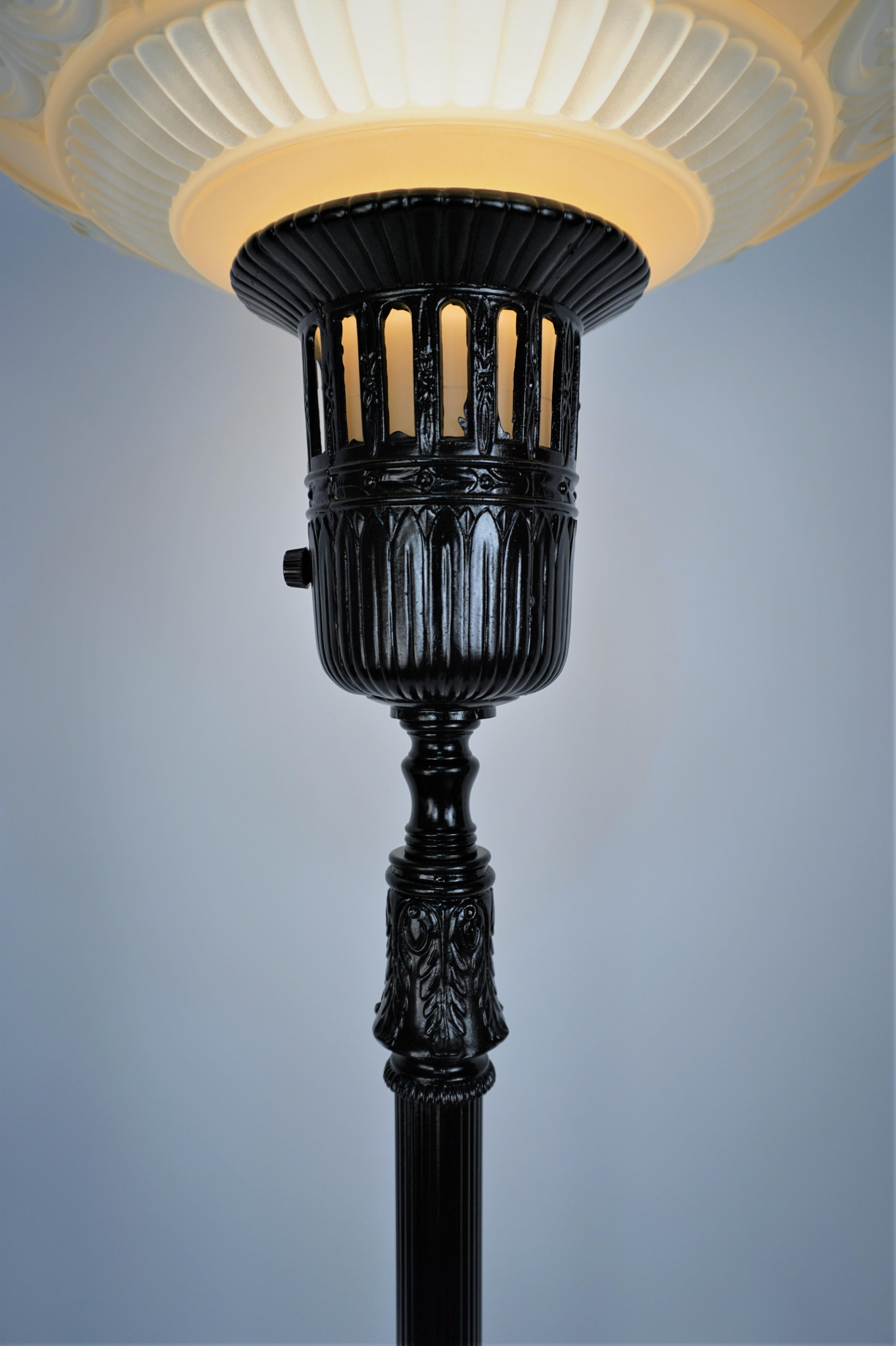 Amerikanische Stehlampe aus den 1930er Jahren mit originalem Glasschirm (Metall) im Angebot