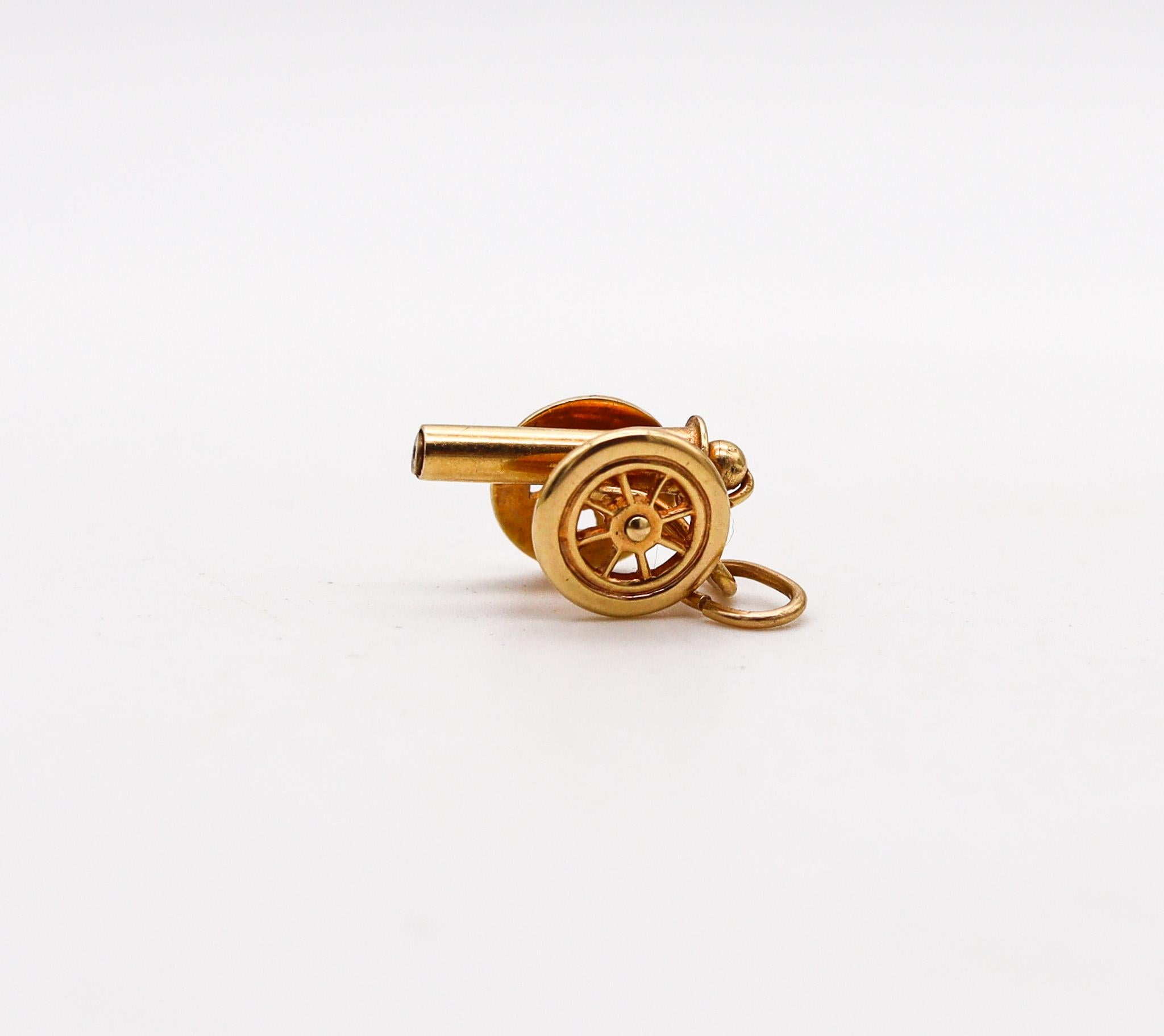 American 1935 Dreco Retro Charm in the Shape of a CANNON In 14Kt Yellow Gold In Good Condition For Sale In Miami, FL