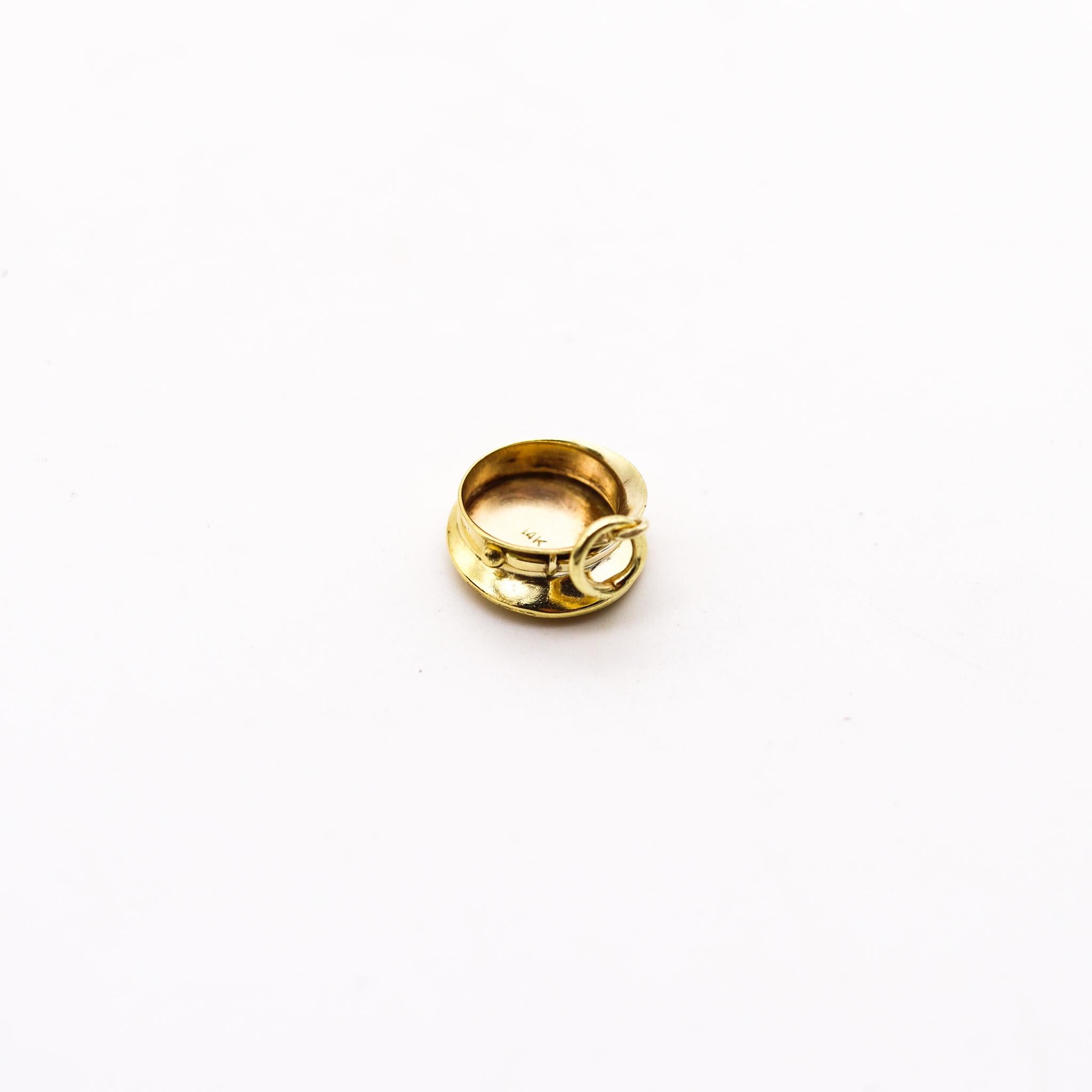 American 1935 Dreco Retro Charm in the Shape of a CAPTAIN'S HAT In 14Kt Gold In Good Condition For Sale In Miami, FL