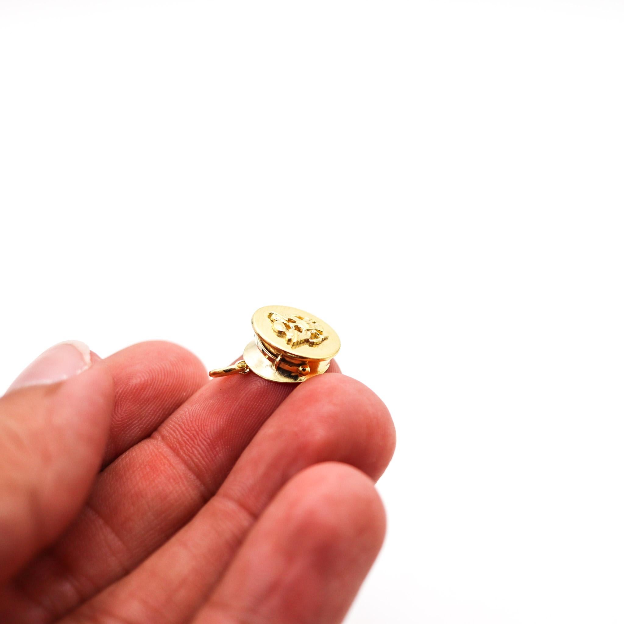 American 1935 Dreco Retro Charm in the Shape of a CAPTAIN'S HAT In 14Kt Gold For Sale 1