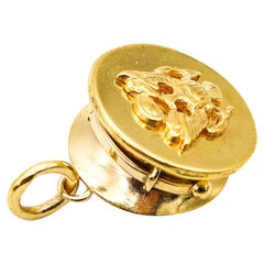 Charm retrò americano del 1935 a forma di cappello da capitano in oro 14 carati