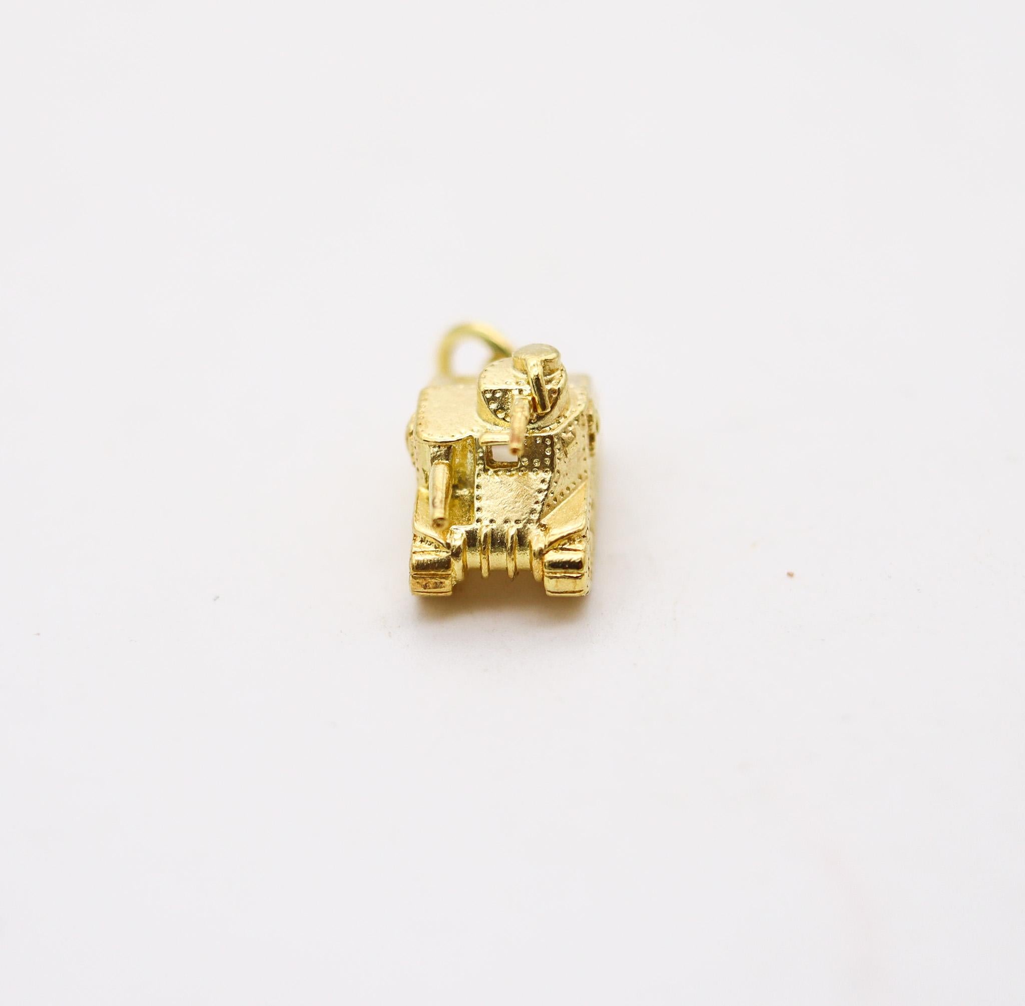 American 1935 Dreco Retro Charm in the Shape of a TANK In 14Kt Yellow Gold In Good Condition In Miami, FL