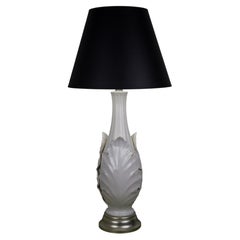 Lampada da tavolo americana in ceramica bianca degli anni ’40 con motivo scultoreo a foglia