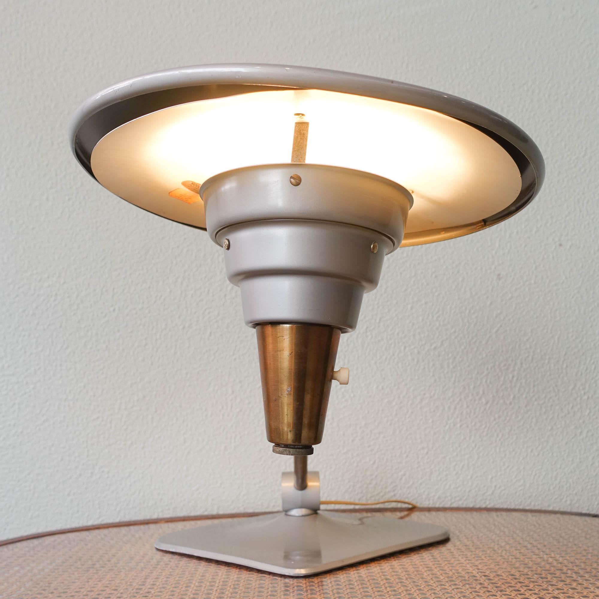 American 1950s Dazor Enterprise Table Lamp Model 1056 In Good Condition In Lisboa, PT