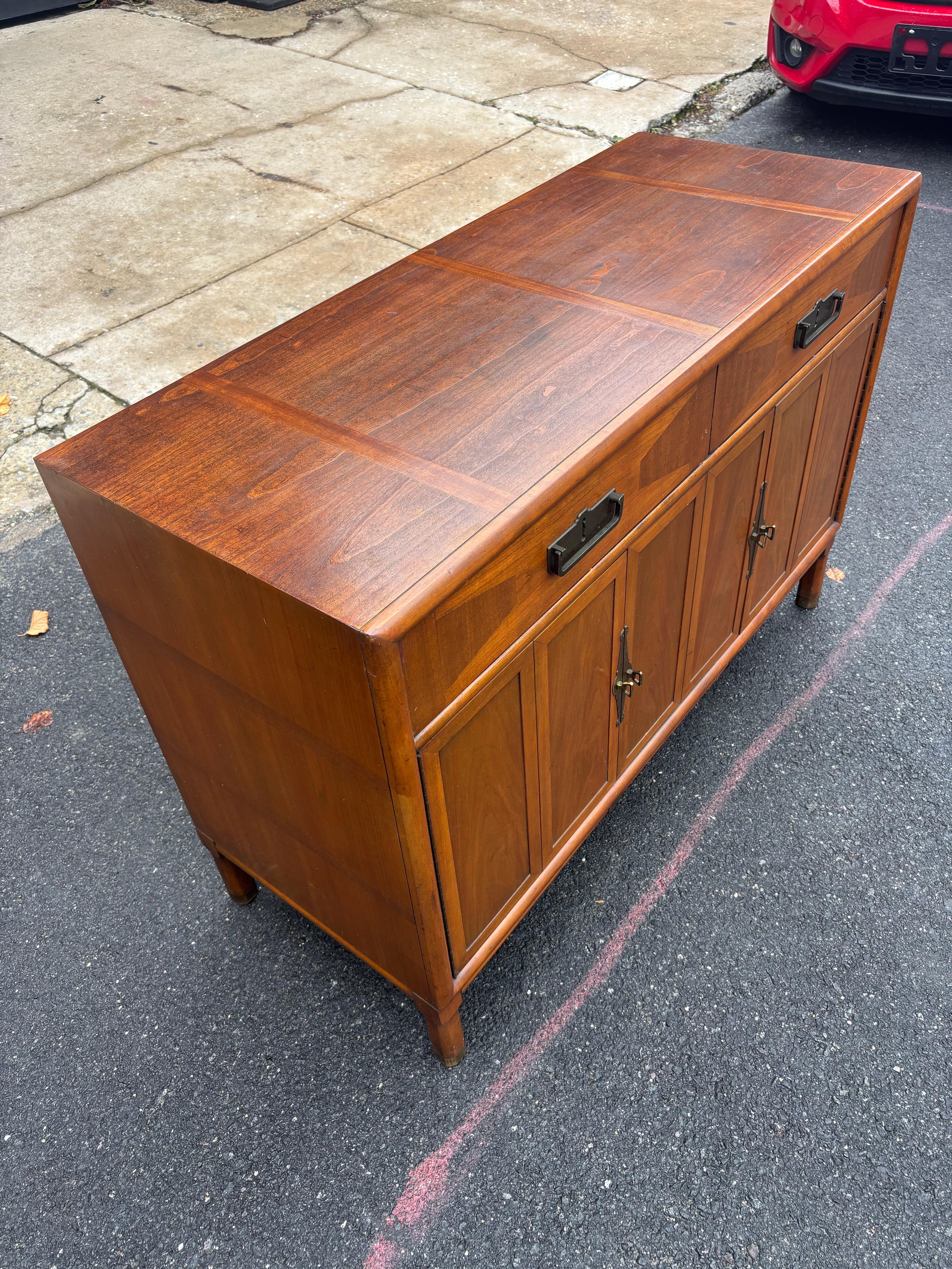 Buffet americano de nogal de los años 60 en venta 2