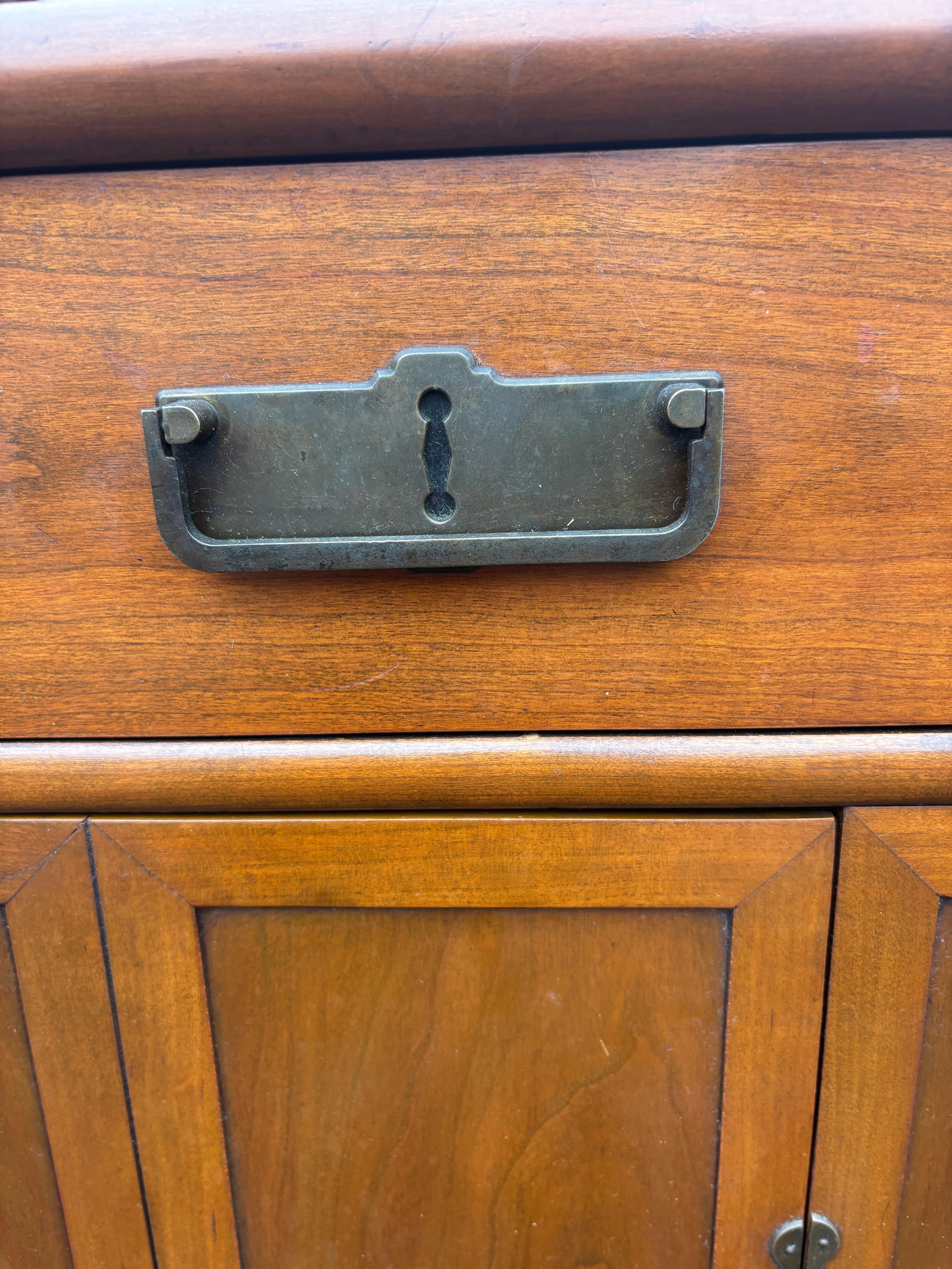 Buffet americano de nogal de los años 60 en venta 3