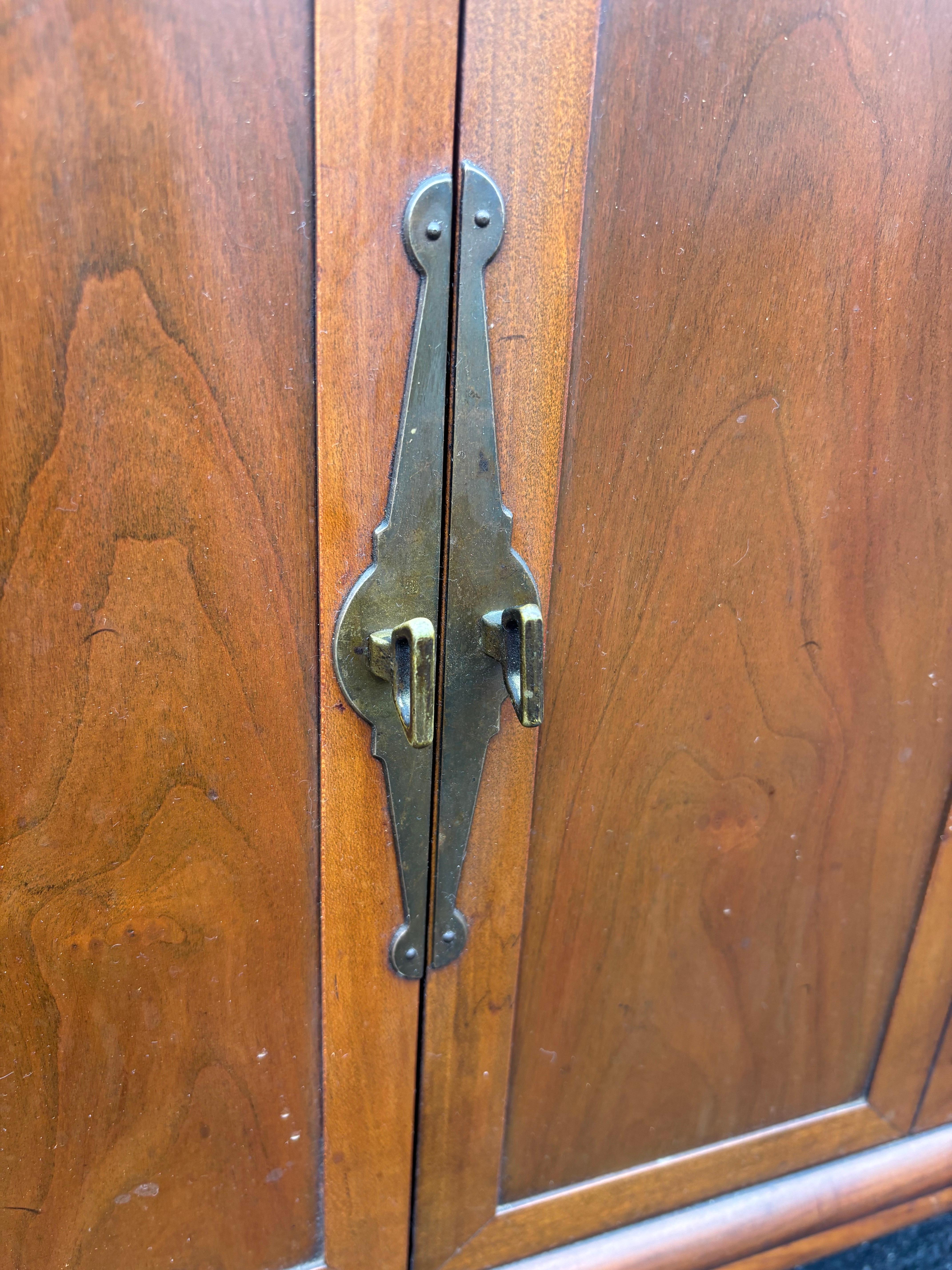 Buffet americano de nogal de los años 60 en venta 4